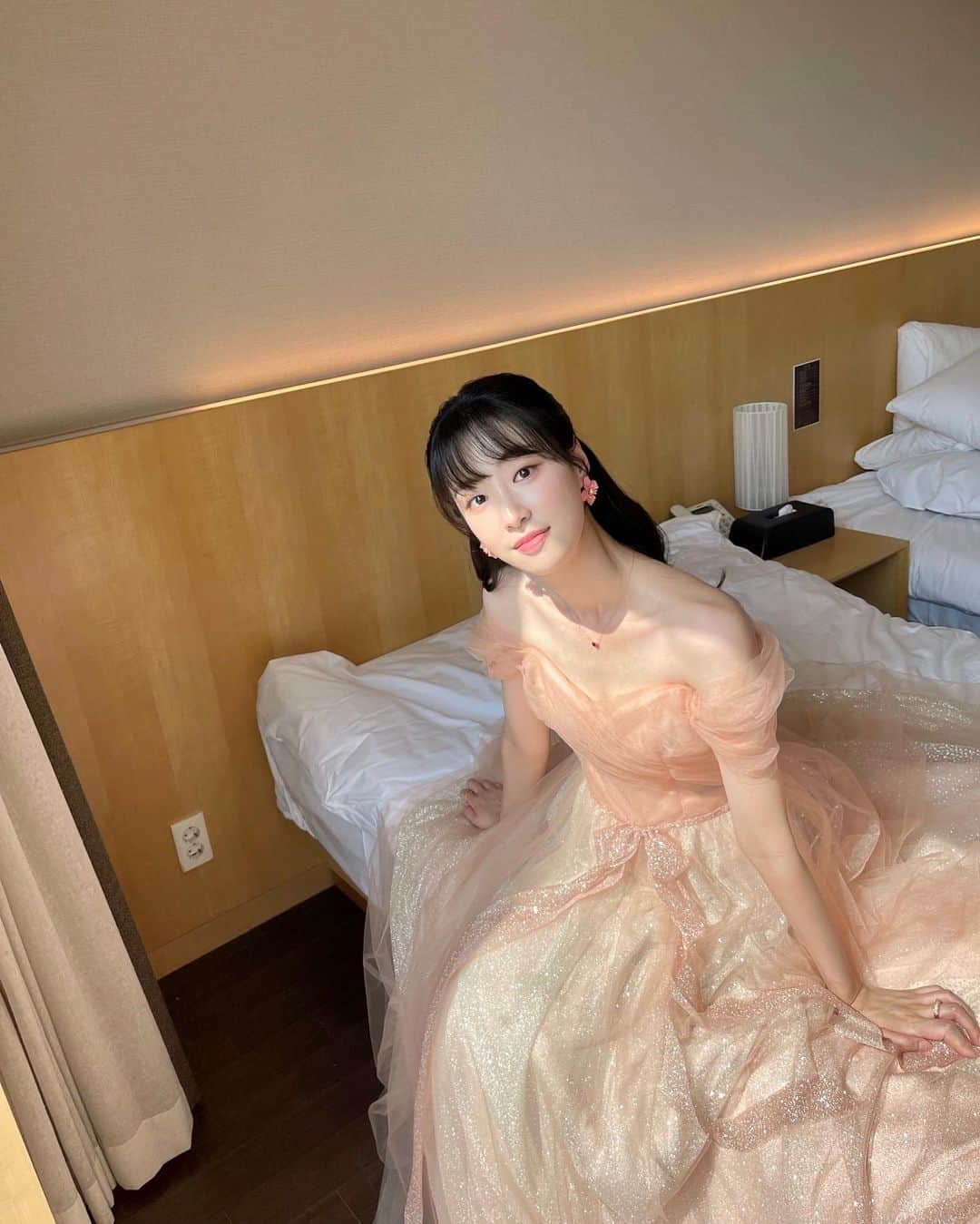 ヘヨンさんのインスタグラム写真 - (ヘヨンInstagram)「전주국제영화제에 ’페르소나 이상한 여자‘가  코리안시네마 상영작으로 초청되어 다녀왔습니다☺️  덕분에 꿈같은 경험이였어요🌸 정말 감사합니다😊🙏」4月27日 22時54分 - j.hyeyeon_