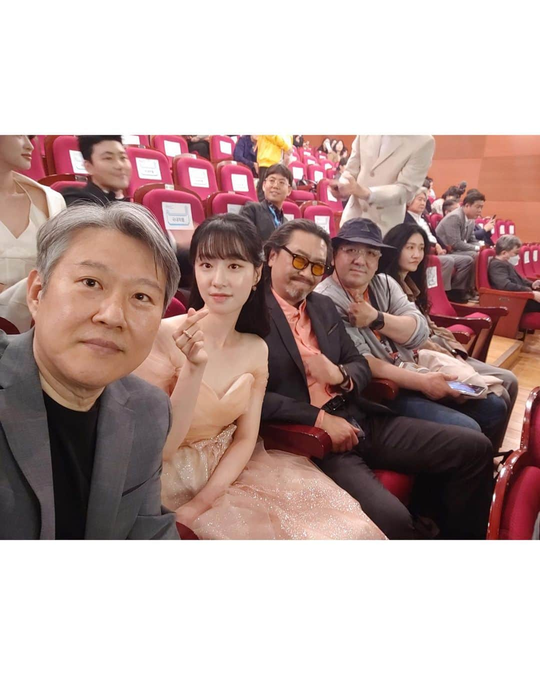 ヘヨンさんのインスタグラム写真 - (ヘヨンInstagram)「전주국제영화제에 ’페르소나 이상한 여자‘가  코리안시네마 상영작으로 초청되어 다녀왔습니다☺️  덕분에 꿈같은 경험이였어요🌸 정말 감사합니다😊🙏」4月27日 22時54分 - j.hyeyeon_