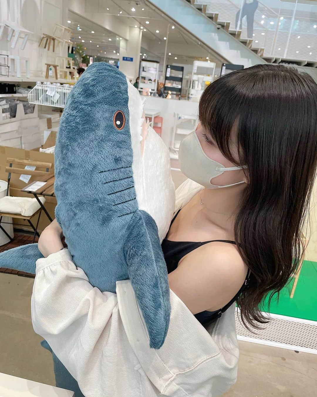 八木沙季のインスタグラム：「🤍🤍  サメゴロウと名付けました🦈  #ikea  #ikea原宿」
