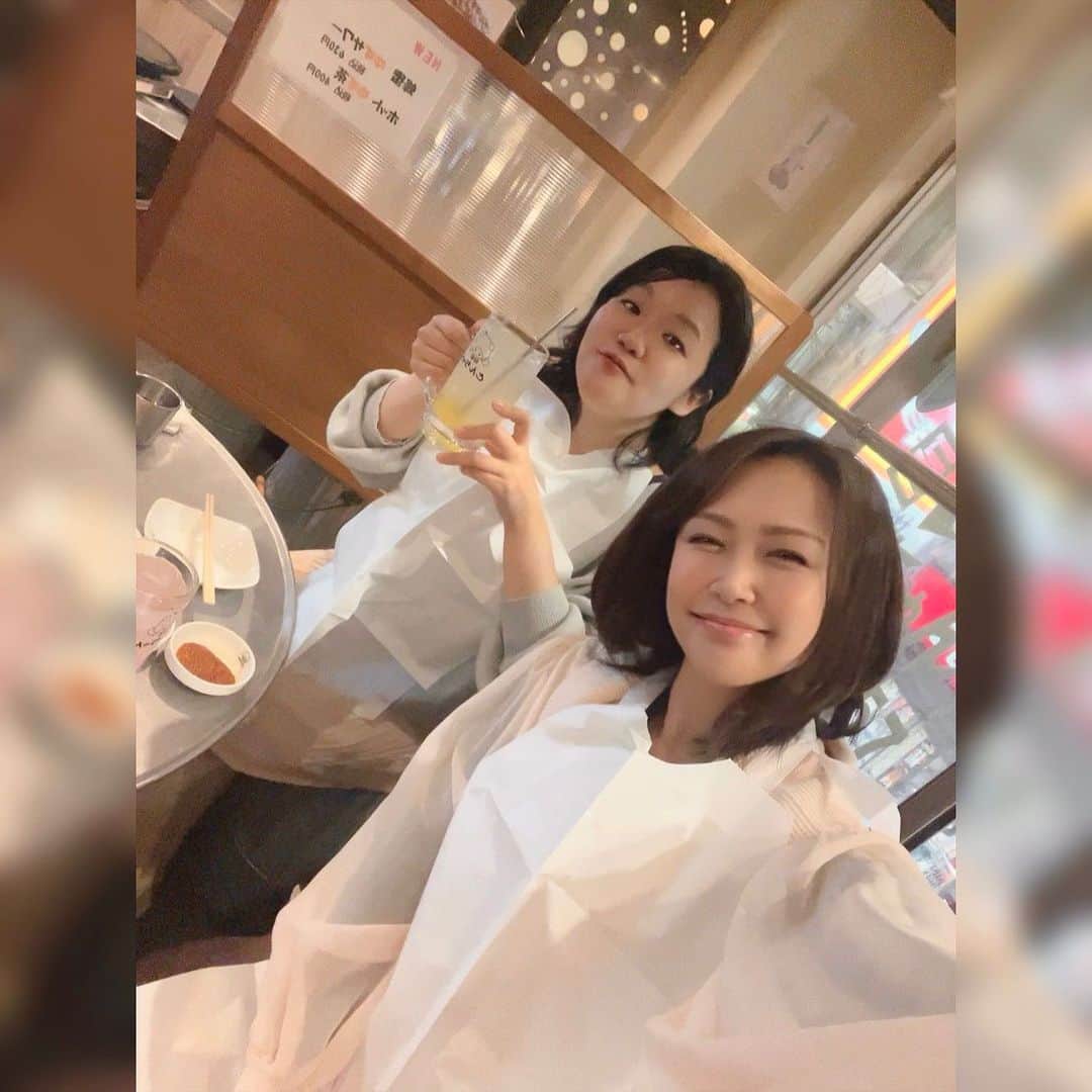 水上真理のインスタグラム：「木曜日の夜は ばーどちゃんと🥰 . 「わたしの幸せな結婚」を観て ふたりで泣いて😭 . とてもあたたかい気持ちになる ステキな映画だった☺️✨ . サムギョプサルで乾杯🍻✨ . 映画の感想を言い合って♡ . 話足りないから コンビニで あったかい飲み物ゲットして お外で語りました✨ . 何をしてても どこにいても いつも楽しくて 時間が足りないです💕 . #smile  #happy  #love  #映画  #わたしの幸せな結婚  #サムギョプサル」