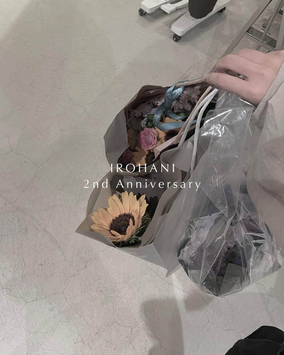 tarouのインスタグラム：「IROHANI 2歳の誕生日です🎂   2年目はPOPUPを実施したり モール展開を行うなど より手に取って頂きやすい環境が 作れた1年間でした🧺🪞  昔から大きくジャンプが踏み出せない代わりに 小さく足元から一歩ずつ進んできた人生なので 3年目も一歩ずつ着実に進んでいきたいです🏃   さて、明日の28日からは IROHANI2周年を記念して 初の”全品20%OFFセール”を開催します- ̗̀ 💡 ̖́-  過去一お得なイベントになるので 是非チェックしてみて下さいね〰︎✍🏻💭  ※1会計につき2点までの購入とさせて頂きます   そしてそして約半年前から企画していたものも 近々発表があります、、  こちらもお楽しみに🫧   いつも応援して下さっている皆さん 本当にありがとうございます🕊💌     #irohani」