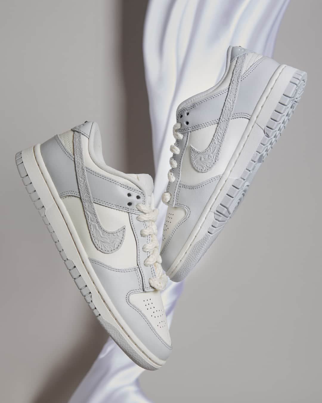 Foot Lockerさんのインスタグラム写真 - (Foot LockerInstagram)「It's all in the details 👀   This all-new Nike Dunk Low is now available in women's sizing online.」4月27日 23時00分 - footlocker