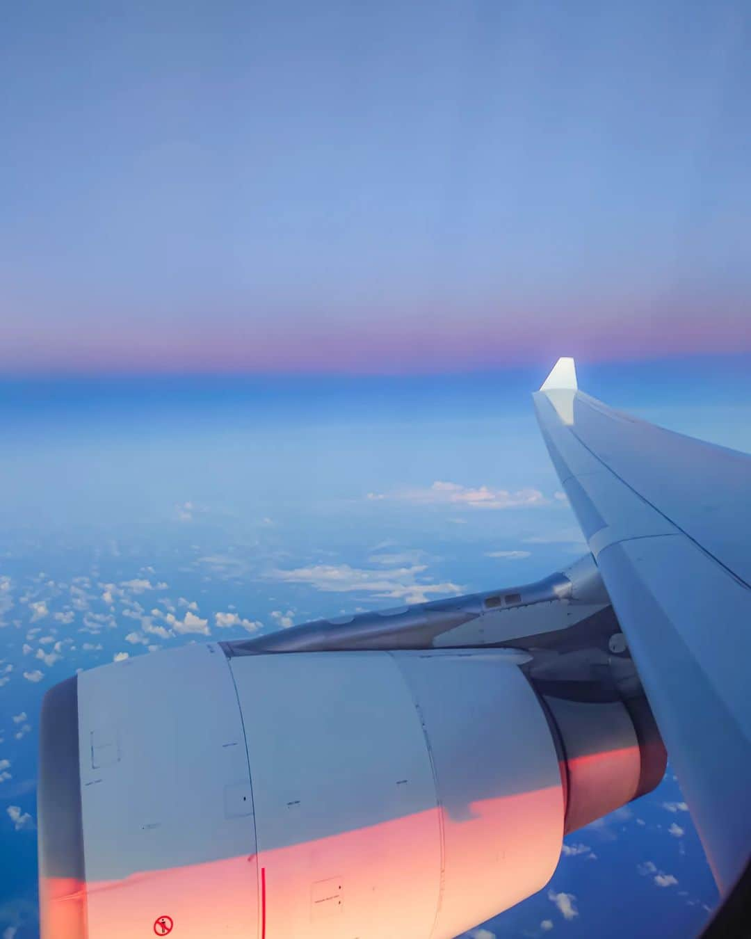 6151さんのインスタグラム写真 - (6151Instagram)「オーストラリア メルボルンの旅｜DAY1  カンタス航空から羽田／メルボルン直行便が運行再開！というわけで先日、東京でもメルボルンの魅力についてカンタス航空のイベントで登壇させていただいたのですが、今回は大好きなオーストラリア メルボルンで写真好きと旅好きのみんなが大集合してフォトウォークだ〜🇦🇺  コロナ後初の海外渡航がメルボルンなんて嬉し過ぎる☺久しぶりの長い空の旅、カンタス航空は機内食も好みだから毎食楽しみだった🍽✨  今回はNEWTアプリ @newt_guide を使ってツアーの内容をチェック。アプリでパスポート読み込みしたり友達との旅程のやり取りも簡単にリンクできるなど便利な機能満載で海外旅でもさくさく準備できてわくわくも倍増だった☺  めちゃくちゃ堪能した〜！メルボルンは居心地がよくって本当に最高なのでした。旅の仲間たちに寄り掛かりまくりの4泊6日、たくさん笑って感動の景色を見て忘れられない旅になりました。ありがとうしかない🙌  これから少しずつメルボルンの景色をご紹介予定です。旅の景色を一緒に樂しんでいただけると嬉しいです。  ＿＿＿＿  @newt_guide #NEWTでメルボルン #NEWTモニターツアー #visitmelbourne #melbourneskydeck」4月27日 23時00分 - 6151