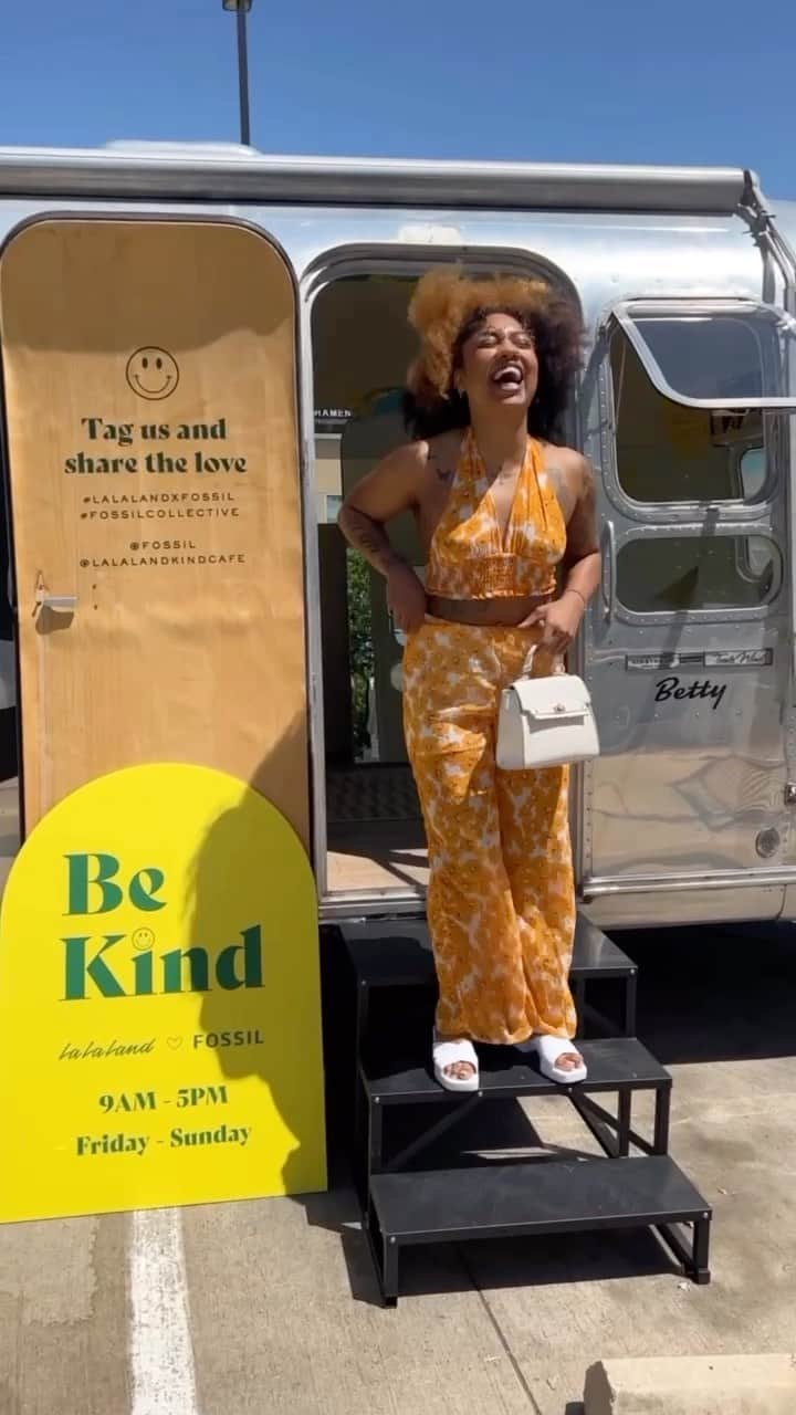 fossilのインスタグラム：「📞Calling all KINDs! Tag someone who exemplifies kindness👇 #LaLaLandxFossil   BTW, we’re bringing the popup party to the West Coast! Come visit us at the La La Land Santa Monica location April 28th - 30th 8AM to 5PM🦋💛✨」