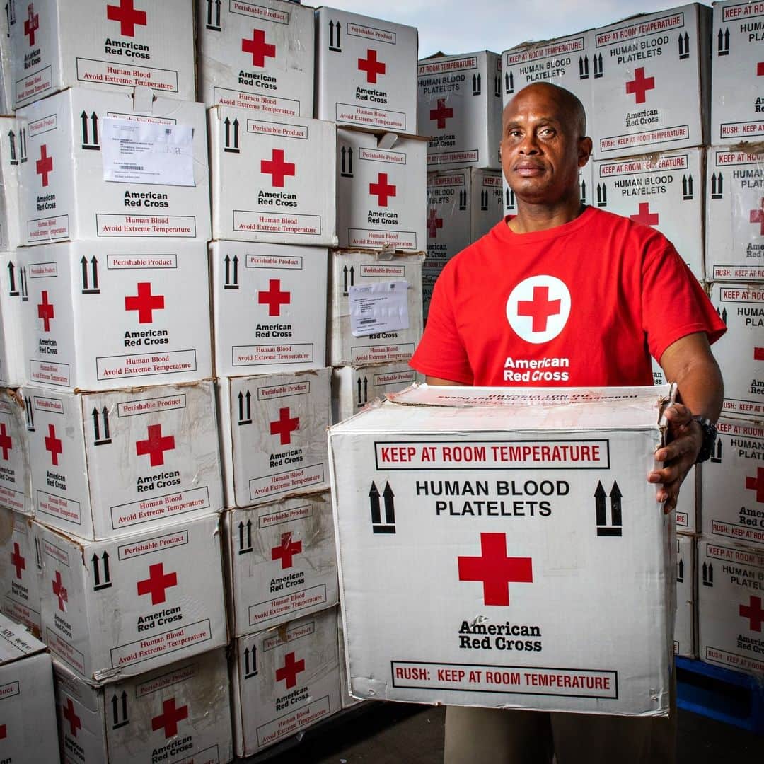 ネーブ・キャンベルのインスタグラム：「In his first year as a volunteer with @RedCrossLA, Alvin logged a total of 300 hours of service. 👏🏾👏🏼👏🏽  As a blood transportation specialist, he delivers lifesaving blood products to hospitals and patients in need. 🩸 One especially powerful delivery for him was a “STAT” order, which meant a patient’s life depended on him transporting the requested blood products.  “As I was driving, I’m thinking, ‘Wow, I’m actually saving someone’s life today. I will never meet this person but it’s so rewarding to know I’m helping save a life.’”  Just like the other volunteers who make up 90% of our workforce, Alvin’s contributions are meaningful, and we are grateful for his service and dedication to our mission this #NationalVolunteerMonth! ❤️  #RedCross #ThankYouVolunteers」