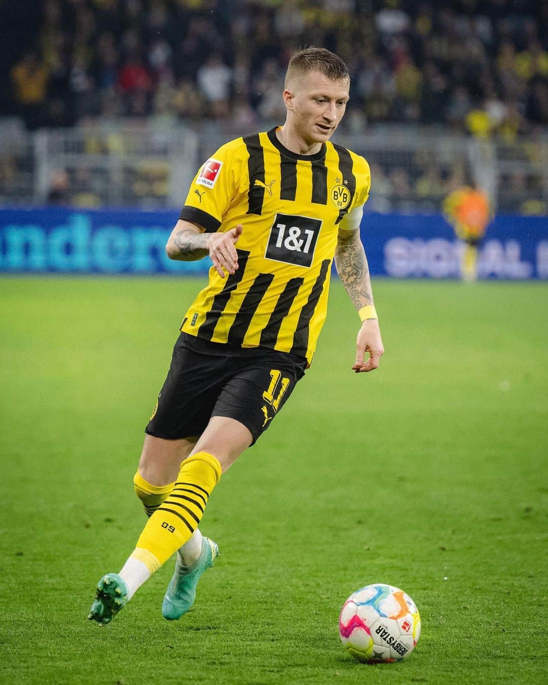 PUMA Footballのインスタグラム：「Hey Siri, show me what loyalty looks like 🖤💛  Swipe right for @marcinho11 x @bvb09 x @pumafootball nostalgia as he extends his contract with @bvb09.」
