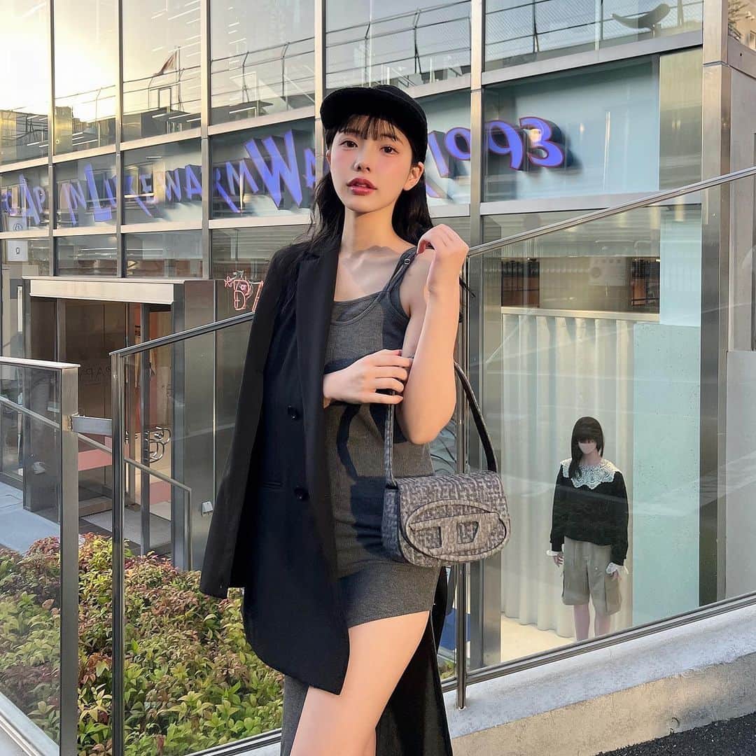 えみ姉のインスタグラム：「ㅤ 難しい気温の季節ね 🌿 ㅤ ㅤえみ姉っぽいコーデやろ今日🫶🏻♡笑 ㅤㅤ #diesel #ディーゼル #PRADA #プラダ #CHANEL #シャネル #ロングヘア #春コーデ コーデ」