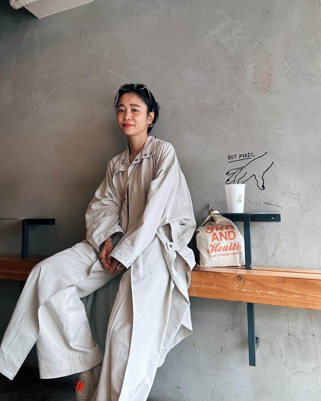 忍舞のインスタグラム：「久々の物欲で買った春コート🌸 悩んだけど長く使えそうだし 買いました。 撥水だしサスティナブルだし  #しのぶんコーデ #春コート #新入りコート」