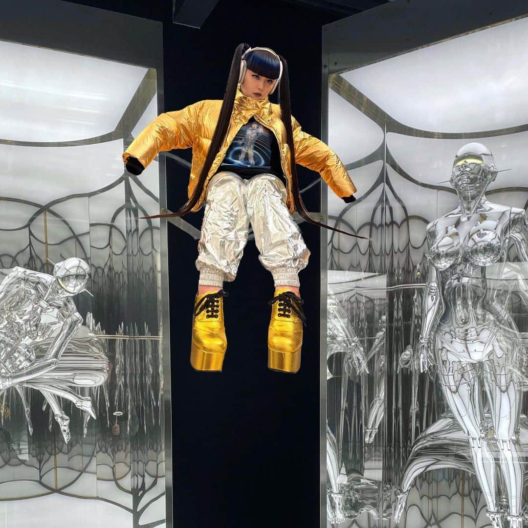 森山穂乃香のインスタグラム：「「Space Traveler」@hajimesorayamaofficial @nanzukaunderground  I came from universe🦾👽🛸 I'm happy to be able to come to earth🌏 Thank you for inviting me🚀🪐 He is amazing artist in the world‼︎ #hajimesorayama #honokamoriyama #nanzukaunderground #nanzuka #art #空山基」