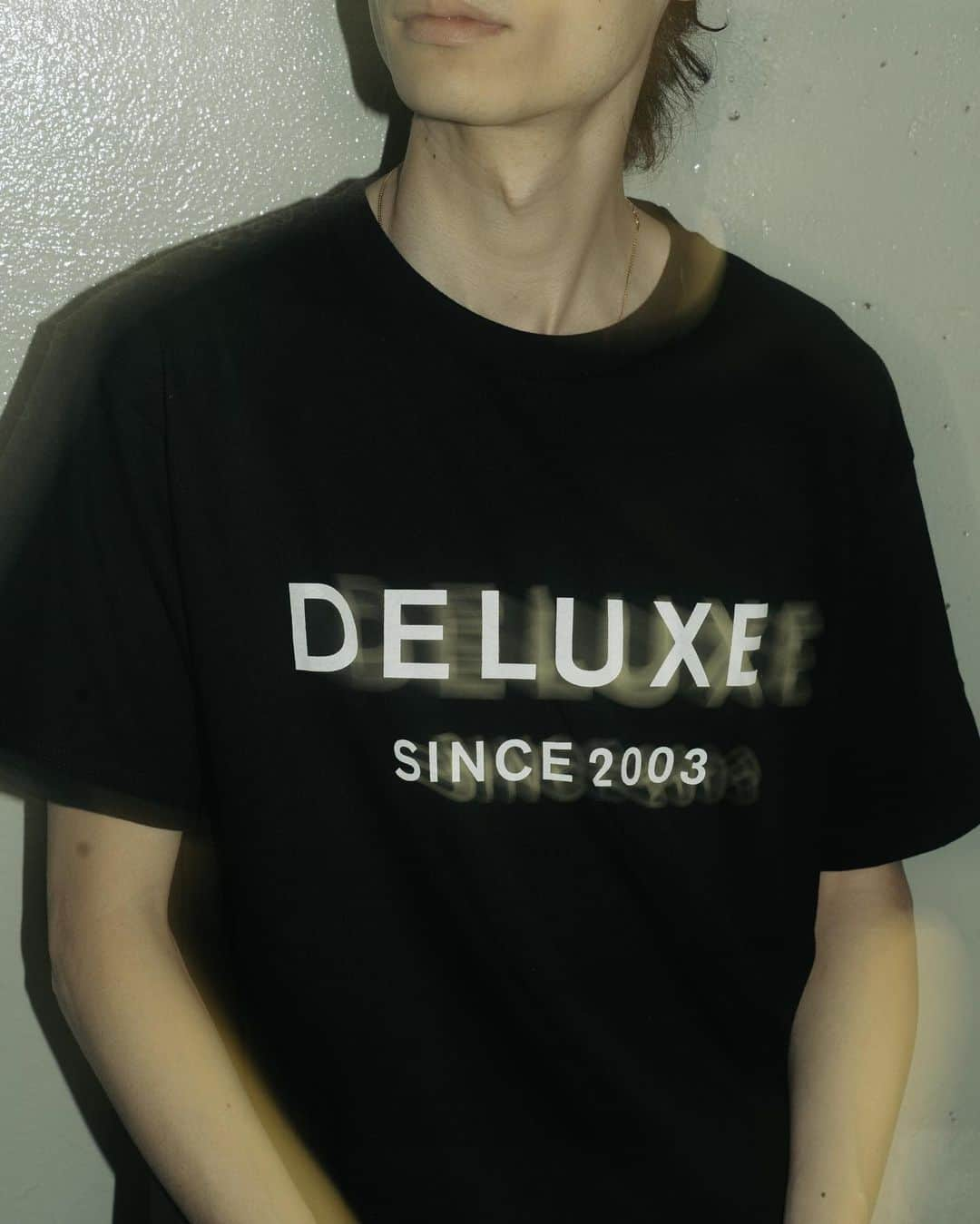 デラックスさんのインスタグラム写真 - (デラックスInstagram)「DELUXE 2023Spring&Summer collection   DELUXE LOGO TEE  Will be available on our website  2023.04.29(sat)11:00am  ph: @kotaroht   #deluxe_jp」4月27日 23時08分 - deluxe_jp