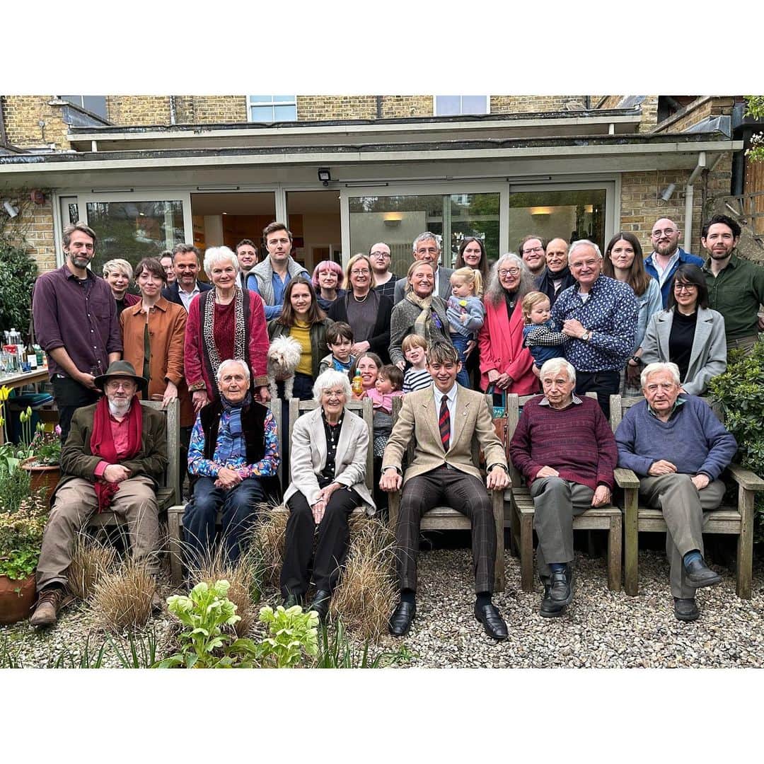 ハリー杉山のインスタグラム：「"Remembering Henry"  Sometimes one is reminded of how beautiful life is, even at the saddest of times 😊  3 generations of our family came together to celebrate Henry's life and wow it was so warming, full of chuckles, laughter and emotion.  Henry would definitely have appreciated this jolly occasion, i can just imagine him looking down with that eager face of his with a scotch in his hand❤️  Peter and Evelyn - Thank you for being incredible hosts  JB & Ricky - Formidable music❤️  Veronica and Susie - Such precious words❤️  Jonny - such a legend for rocking up and the best dressed by a mile❤️  and Charity. My dear aunt Charity. This would never have happened without you. Your speech almost sounded as though Henry was speaking❤️ Bless you and thank you so so much❤️  thank you eternally to everyone who came and made it into a special day❤️❤️❤️  ヘンリーの為に  世界中から家族が集まってくれました  嬉しくて、嬉しくて、嬉しくて  父の地元グラストンベリーの実家の庭で80年前に一緒に遊んでた親戚たちから  3世代後の子供達まで  父は本当に愛されて  改めて 素晴らしい人生だったんだと感じました  家族の絆よ永遠に☺️  山と海を越え、時空を越え  even through the hardest of times  do not despair, but hope with a smile ^_^」
