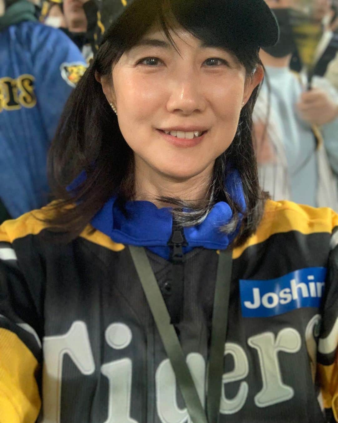 中江有里のインスタグラム：「シーズン初甲子園で、ものすごい試合を観てしまいました。  一緒に行った父「冥土の土産にしたい試合」 わたし「AREしてないのに、冥土は早い」  #中江有里  #阪神タイガース」