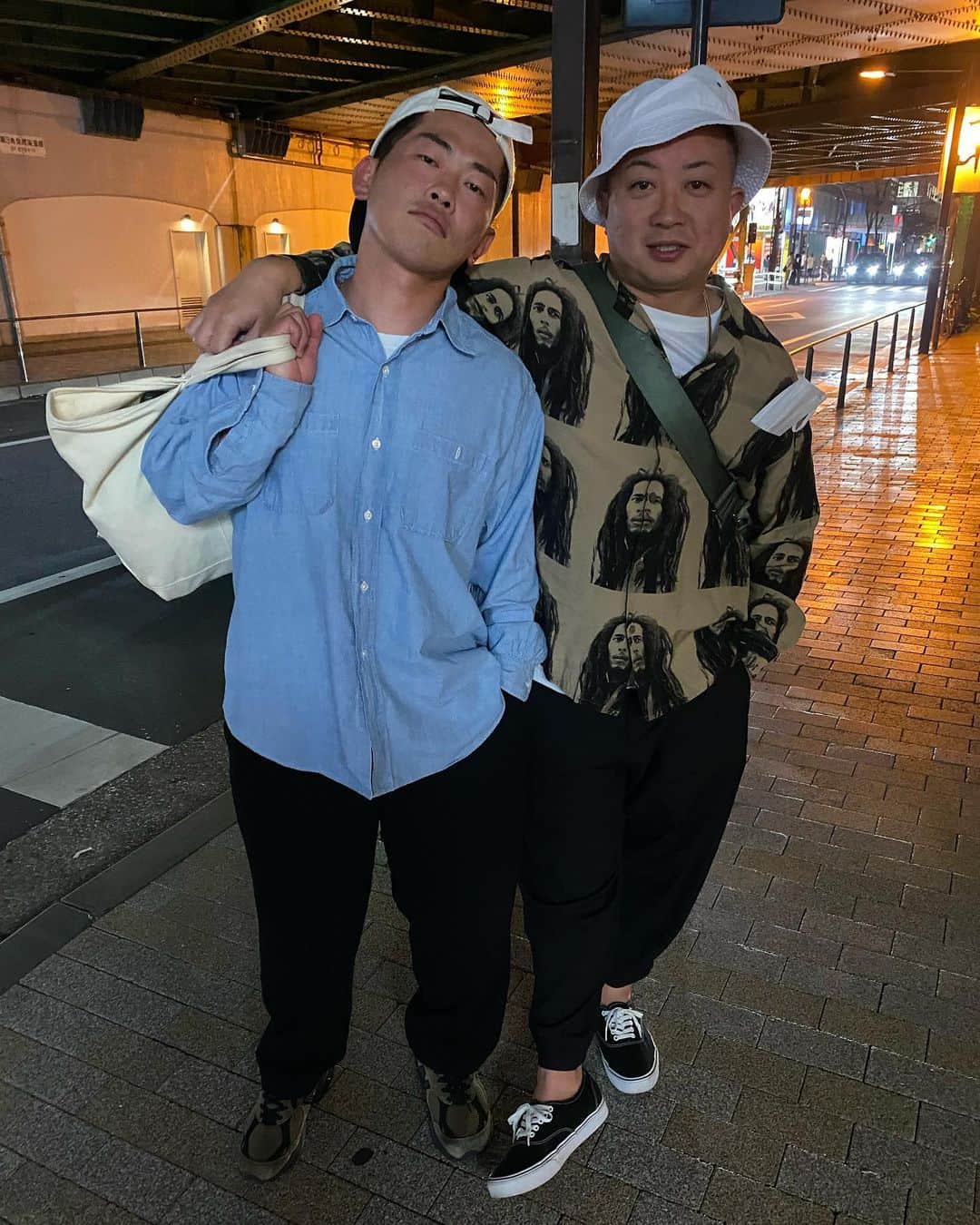 のインスタグラム：「壁でした。 丸の内でギラギラスポット発見。 また行く。」