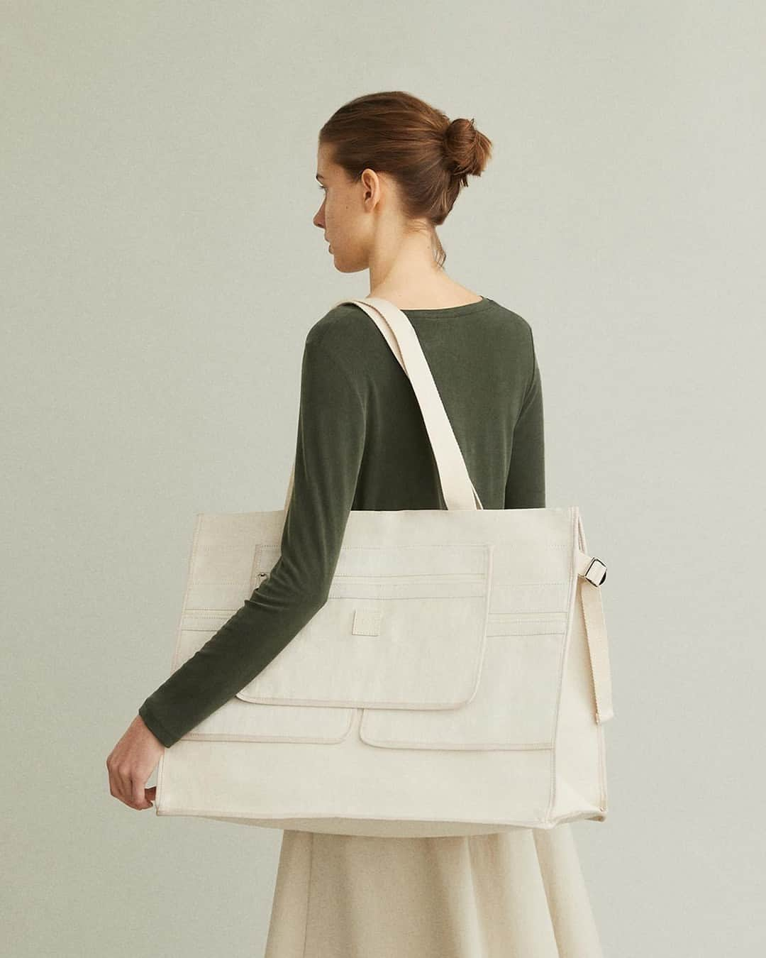 ウォントのインスタグラム：「All natural.⁠ ⁠ The Kiev is crafted from a rich cotton-linen canvas.⁠ ⁠ Shop the archival tote in our Birch colourway in store and online at wantlesessentiels.com⁠ —⁠ Entièrement naturel.⁠ ⁠ Le Kiev est fabriqué à partir d'une riche toile de coton et de lin.⁠ ⁠ Achetez le fourre-tout dans notre coloris Birch, en magasin et en ligne sur wantlesessentiels.com」