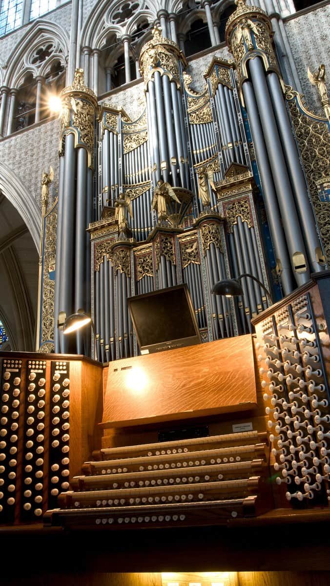 ロイヤル・ファミリーのインスタグラム：「Why is music integral to coronations? Watch Peter Holder, Sub-Organist at Westminster Abbey, describe its purpose within the service.   #Coronation #Coronations2023 #CoronationMusic #ZadokthePriest」