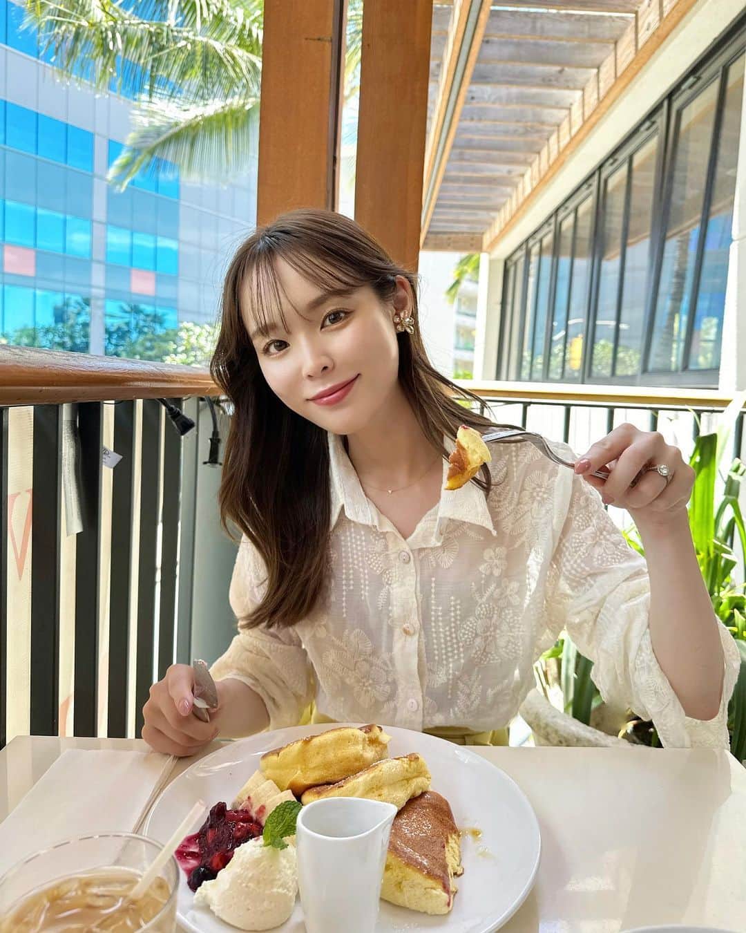 磯田 ひかる(Hikaru Isoda) さんのインスタグラム写真 - (磯田 ひかる(Hikaru Isoda) Instagram)「こんばんは🤍 昨日帰国して絶賛時差ボケ中🥹  ハワイでブランチした日のコーデ🍴 4月は程よい気温で薄い長袖のシャツでも過ごせる💕  沢山歩くのでスポーツサンダルで🚶‍♀️ 本当に今回の旅行で活躍した！ 厚底なのでスタイルも盛れるし歩きやすい...  電動スクーターに乗っても平気でした〜！2人以上ならuberの方が安いけど体験としては...楽しい🫣💞 道か思ったより塗装されてないので車道を走るのが怖かった😂  【着用アイテム】 Tops @rihoas_official  Skirt @31sonsdemode  Shoes @classicalelf_official   ------------------------------ picaru：162cm / 骨格ウェーブ 1st ブライトスプリング 2nd ブライトサマー  大人可愛いスタイルアップコーデ ヘアメイクを合わせた トータルスタイリングを提案🤍  不定期にストーリーで ファッションお悩み相談募集中🥰 ------------------------------  他の投稿を見る→【@picaruuu】」4月27日 23時17分 - picaruuu