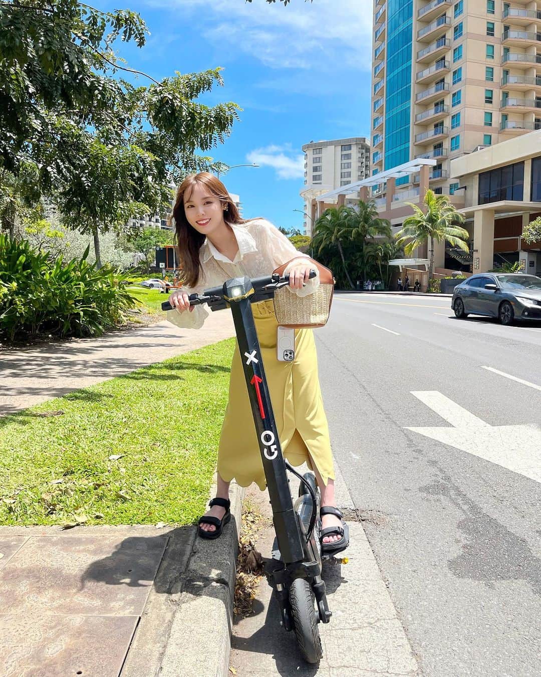 磯田 ひかる(Hikaru Isoda) さんのインスタグラム写真 - (磯田 ひかる(Hikaru Isoda) Instagram)「こんばんは🤍 昨日帰国して絶賛時差ボケ中🥹  ハワイでブランチした日のコーデ🍴 4月は程よい気温で薄い長袖のシャツでも過ごせる💕  沢山歩くのでスポーツサンダルで🚶‍♀️ 本当に今回の旅行で活躍した！ 厚底なのでスタイルも盛れるし歩きやすい...  電動スクーターに乗っても平気でした〜！2人以上ならuberの方が安いけど体験としては...楽しい🫣💞 道か思ったより塗装されてないので車道を走るのが怖かった😂  【着用アイテム】 Tops @rihoas_official  Skirt @31sonsdemode  Shoes @classicalelf_official   ------------------------------ picaru：162cm / 骨格ウェーブ 1st ブライトスプリング 2nd ブライトサマー  大人可愛いスタイルアップコーデ ヘアメイクを合わせた トータルスタイリングを提案🤍  不定期にストーリーで ファッションお悩み相談募集中🥰 ------------------------------  他の投稿を見る→【@picaruuu】」4月27日 23時17分 - picaruuu