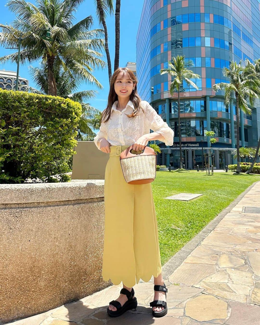 磯田 ひかる(Hikaru Isoda) のインスタグラム：「こんばんは🤍 昨日帰国して絶賛時差ボケ中🥹  ハワイでブランチした日のコーデ🍴 4月は程よい気温で薄い長袖のシャツでも過ごせる💕  沢山歩くのでスポーツサンダルで🚶‍♀️ 本当に今回の旅行で活躍した！ 厚底なのでスタイルも盛れるし歩きやすい...  電動スクーターに乗っても平気でした〜！2人以上ならuberの方が安いけど体験としては...楽しい🫣💞 道か思ったより塗装されてないので車道を走るのが怖かった😂  【着用アイテム】 Tops @rihoas_official  Skirt @31sonsdemode  Shoes @classicalelf_official   ------------------------------ picaru：162cm / 骨格ウェーブ 1st ブライトスプリング 2nd ブライトサマー  大人可愛いスタイルアップコーデ ヘアメイクを合わせた トータルスタイリングを提案🤍  不定期にストーリーで ファッションお悩み相談募集中🥰 ------------------------------  他の投稿を見る→【@picaruuu】」