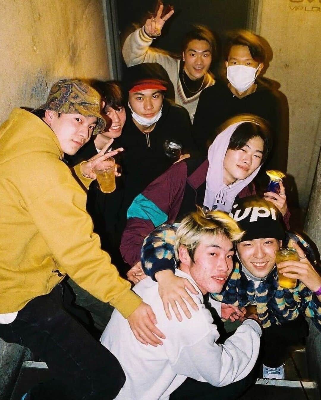のインスタグラム：「⚡McGuffin Street News⚡  J-WAVEが共同プロデュースする「守破離」と、From 新横のヤングカマークルー「NEWSIDE」がチームアップ。  コアなスケートシーンとDJ、ライブ（Tokyo Young Vision）を兼ね備えたミュージックシーンをマッシュアップしたイベントを開催！！  本イベントでは新横浜スケートパークを拠点に活動する「NEWSIDE」を中心に、 プロスケートボーダーによるコンテスト、デモストレーションが2部にわたって開かれる。  さらに本イベントの会場は東京ダイバーシティ東京プラザ屋上に位置する「H.L.N.A SKYGARDEN」ということもあり、 ライブにはお台場で生まれ育ち、東京を拠点に活動する 「Tokyo Young Vision」からYoung Dalu、Osami、Big Mikeが参戦。  ■開催概要: ・日程 : 2023年4月29日（土）祝日 ・時間 : OPEN 13:30〜CLOSE 16:00 ・場所：H.L.N.A SKYGARDEN｜お台場スケートパーク in ダイバーシティ東京プラザ @hlnaskatepark  ・エントランス： Free （ @shuhari_official , @newside__ フォロワー）  ■出演者: -Live- @dalu______ @mike_world_3 @0sami_ from @tokyoyoungvision_official  -DJ- @tsubasa_shimada @goldfish_kawasaki (カルロスひろし) @yngmico（@loversonly_tyo）  -MC- @goutawatabe @daiatsuya  -Support- @freeslide.813 @localsonly_harajuku  -Drink- Red Bull  ■ABOUT　NEWSIDE： 新横浜公園スケボー広場、通称“新横”を中心に集まるスケートクルー。 NEWSIDEは新横の若手ローカルスケーターを中心に川崎や東京のスケーターも集まって結成されている。 2019年に初の映像作品「ASSEMBLE」をPIZZA SLICEにて公開。 2020には2作目の作品となる「N2」を、2021年には3作目となる「PONPEII OG」をWOMBで公開するなど、 滑りだけでなく、映像にもこだわった新世代スケートクルー。  Instagram：@newside__ Youtube：NEWSIDE Skateboardings」
