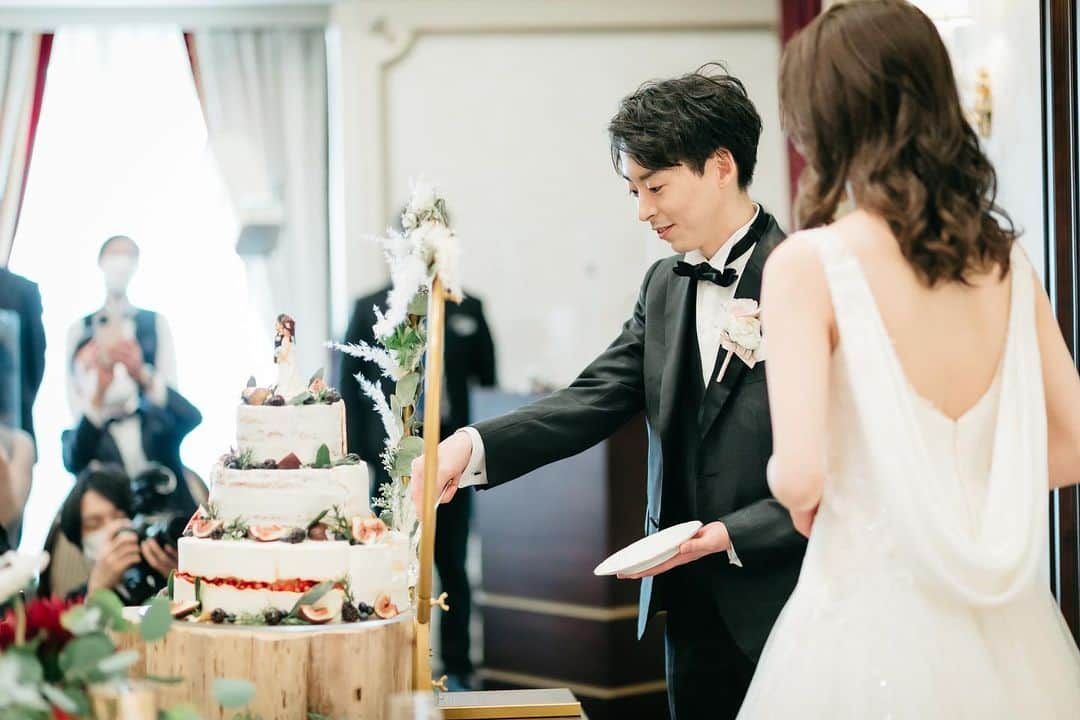 アニヴェルセル 白壁 公式さんのインスタグラム写真 - (アニヴェルセル 白壁 公式Instagram)「* * 『Original Wedding Cake』 オリジナルウエディング * * 皆さんから注目のシーン テーマやおふたりらしいアイテムを取り入れて、おふたりだけのウエディングケーキを作ってみませんか🎂🥣 * *  *─────────────*  名古屋の結婚式場「アニヴェルセル 白壁」🕊 @anniversaire_shirakabe   ⧉名古屋を代表するロイヤルブルーの大聖堂 ⧉天候に左右されない全天候型のアトリウム ⧉テーマに合わせて選べる3つのパーティ会場  青い光に包まれた幻想的な空間で 憧れの大聖堂ウェディングが叶います  体感型のブライダルフェアを毎日開催中𓂃‪𓈒𓏸 プロフィールのURLからご予約可能です。  *─────────────*」4月27日 23時28分 - anniversaire_shirakabe