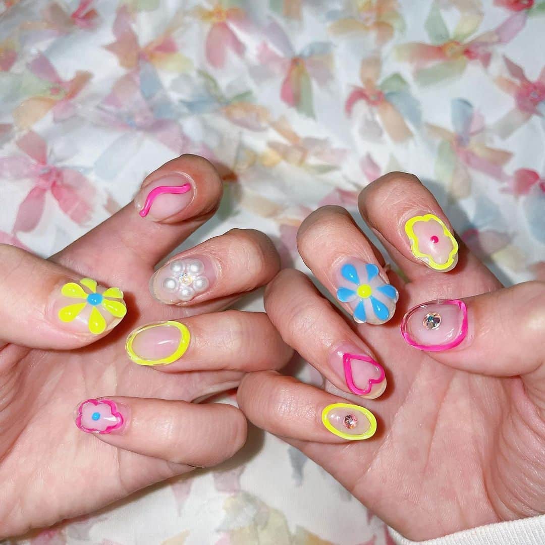 世紀末さんのインスタグラム写真 - (世紀末Instagram)「‪ꫛꫀꪝ爪- ̗̀𖤐 ̖́-‪ 蛍光カラーでぷくぷくにしてもらいました！ これでちょっとくらい嫌なことがあっても「まぁ私、爪かわいいしな…」と思うことができます☝️ﾔｯﾀﾈ ネイリストさんハート描くの上手すぎる♡   #蛍光ネイル   #ぷくぷくネイル   #ずっと見ちゃう   #ずっと触っちゃう」4月27日 23時28分 - se1k1ma2chan