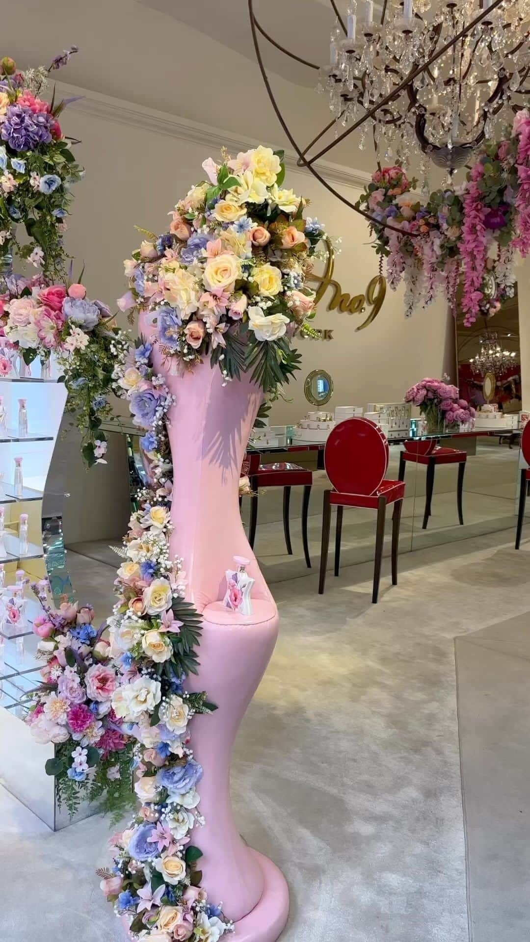 ボンド・ナンバーナインのインスタグラム：「Floor Tour! 🌸🌺 at 📍9 Bond St. eighteen unique floral pieces decorate the boutique to welcome our newest launch of New York Flowers!  Handmade by: Ben La Madrid @manofthetown77   #newyorkflowers #nyc #scentsofnewyork #floralarrangement #benlamadrid #newyorkcity #fragrance #bondno9 #bondno9nyc」