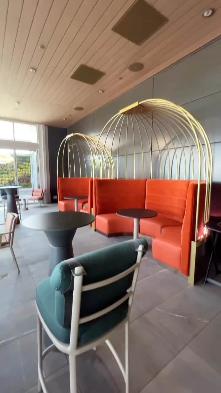 デルタ航空のインスタグラム：「Almost as nice as a day out on Lake Minnetonka. The new Sky Club in MSP is now open 🥂」