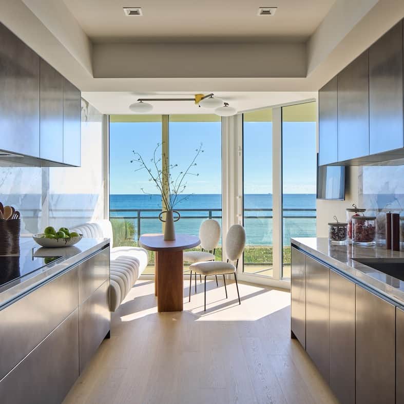 Design Milkさんのインスタグラム写真 - (Design MilkInstagram)「Imagine waking up and sipping on your coffee with a shoreline view like this! 🌊 Designed by @vanessaromeinteriors, Palm Beach Residence overcame unique challenges and obstacles before it came to be. From the looks of it, we're sure it was all worth it! 😍 \\\ Photos by @marcoriccastudio.  Check our link in bio to see more! 🔗  #beachhouse #interiordesign #palmbeach #beach #beachhome #homedesign #interiordesigner」4月27日 23時23分 - designmilk