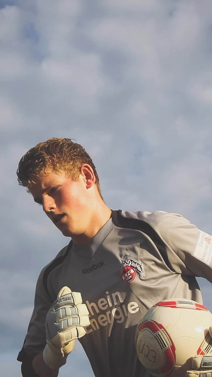 1.FCケルンのインスタグラム：「Ein echtes kölsches Eigengewächs ❤️🤍 @timohorn_1   Es gibt signierte Horn-Abschieds-Shirts und den Gratisflock. Link zum Shop in der Story 👉 @fckoeln  ____ #effzeh #younggoats」