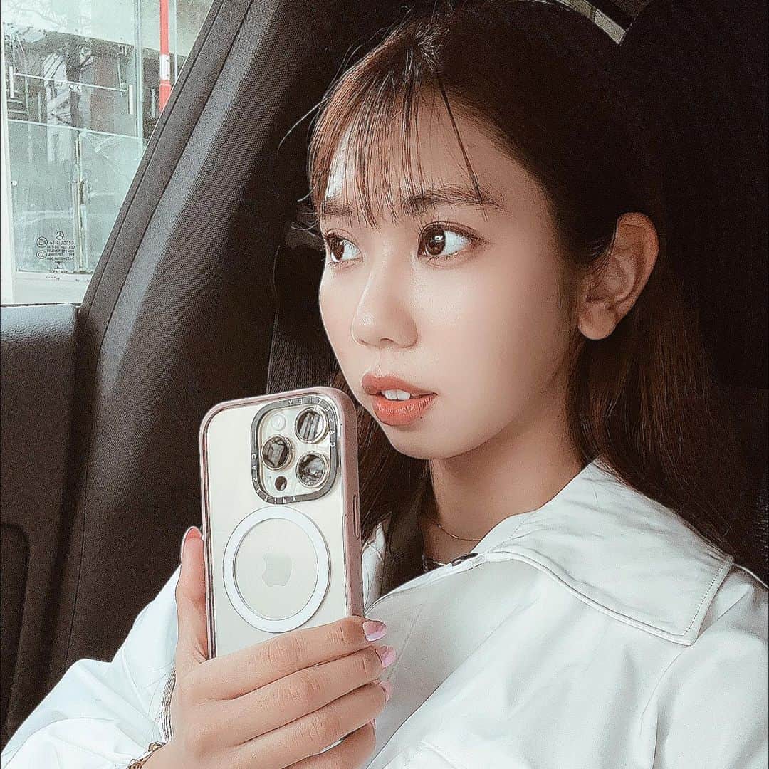 薬丸玲美のインスタグラム：「@casetify_jp  定期的に変えてしまうiPhoneケース📱  Casetify何個目だろう？🤔  ストラップが便利過ぎて2本目ゲットしちゃった🫶🏻  @CASETiFY @CASETiFY_jp #CASETiFY #ShowYourColors #スマホショルダー」
