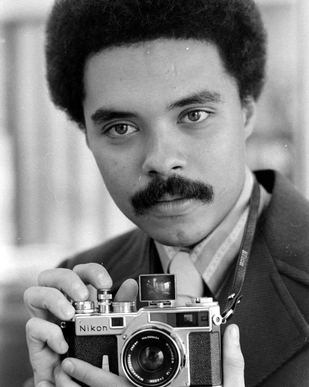 lifeのインスタグラム：「Portrait of LIFE Photographer John Shearer, 1971.   John Shearer captured iconic American moments, he was on staff from 1970-1972 and became the second African-American photographer at LIFE.   Learn more about John Shearer and view his historic images by clicking the link in our bio!  (📷 Henry Groskinsky/LIFE Picture Collection)   #LIFEMagazine #LIFEArchive #HenryGroskinsky #JohnShearer #Photographer #1970s」