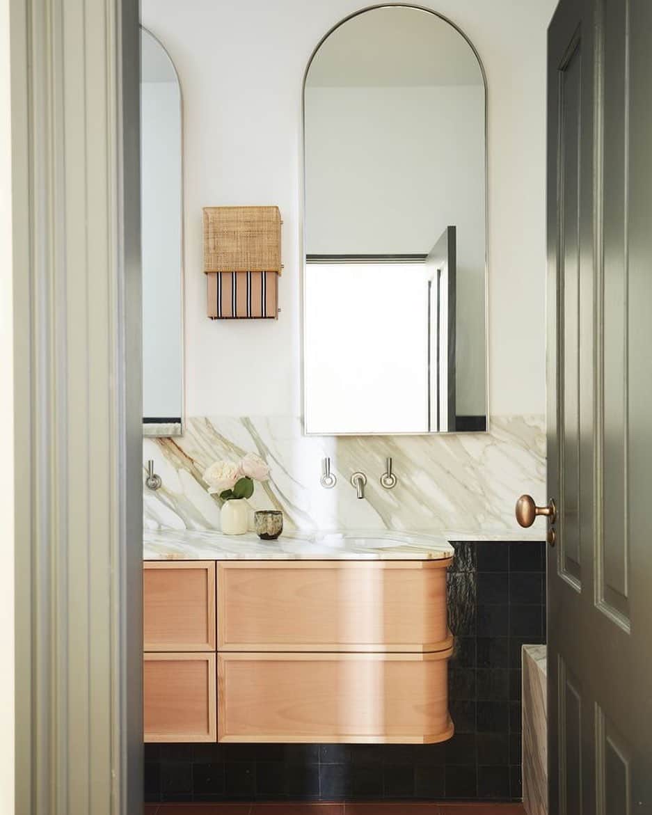 Homepolishのインスタグラム：「#curves and the prettiest soft color tones in this easy on the eyes bathroom - design by Luigi Rosselli Architects and Arent & Pyke. Photo by Prue Ruscoe as seen in #estliving  @luigirosselliarchitects @arentpykestudio @prueruscoe   #homedesign #homestyle #bathroomdesign #architecturedesign #interiordesign #designinspo #designcommunity #joinfreddie」