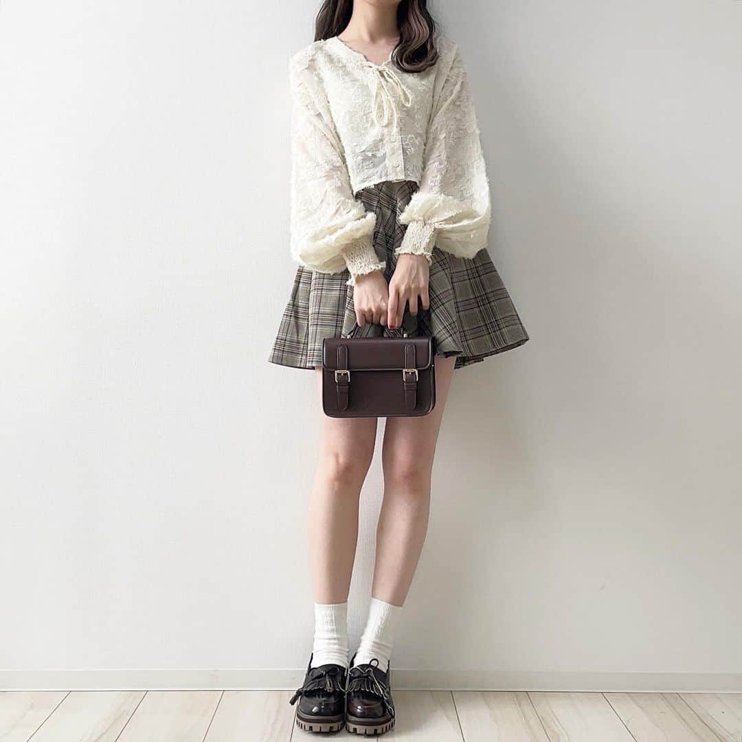 mero*さんのインスタグラム写真 - (mero*Instagram)「かわいい詰め詰めのコーデ達🌼 . . . この間パンツのデートコーデ投稿をしたから 今度はとことんかわいく、、、💓 . ボリューム袖とフレアスカートは 女の子の味方🫶🫶🫶笑 . . . 最近食べ過ぎててやばい… って話前もしたと思うんだけど ここ数ヶ月ずっと食べ過ぎててやばい😞 . そのうちドンと太ったらどうしよう😶💭笑 . . . #春コーデ #春服コーデ #春服 #パンツコーデ  #デート #スカート #大学生コーデ #ブラウスコーデ #ブラウス #デートコーデ #ワンピースコーデ」4月27日 23時34分 - mero_orem_18