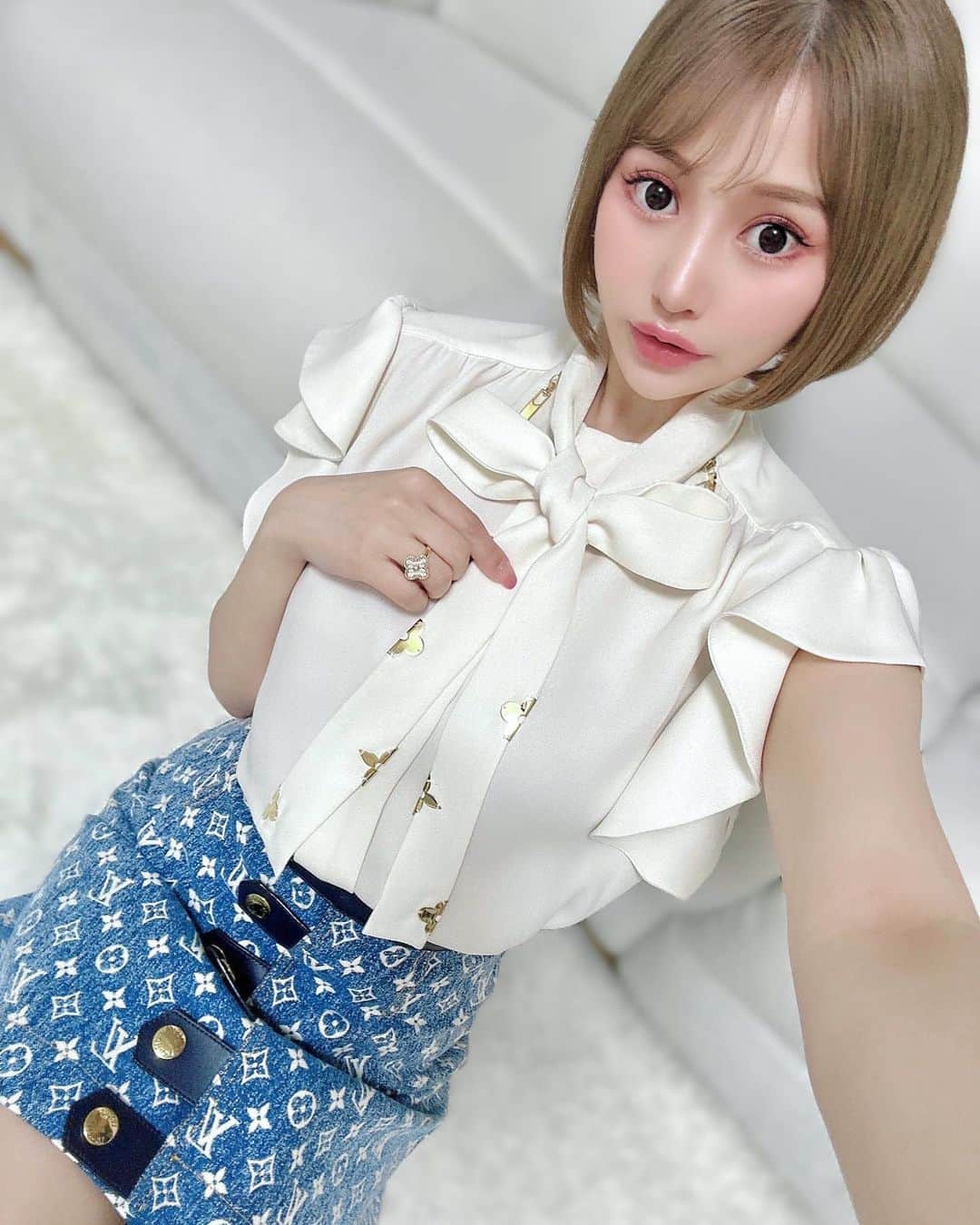 のインスタグラム：「.  𝐋𝐕 𝐂𝐎𝐃𝐄𓂃٭🦋🤍🤍🤍  ブラウスとデニムスカートの 組み合わせ、かわちいです。  お気に入りセット🙃👕💕  . #louisvuitton #louisvuittonbag #ルイヴィトン #ルイヴィトンコーデ」