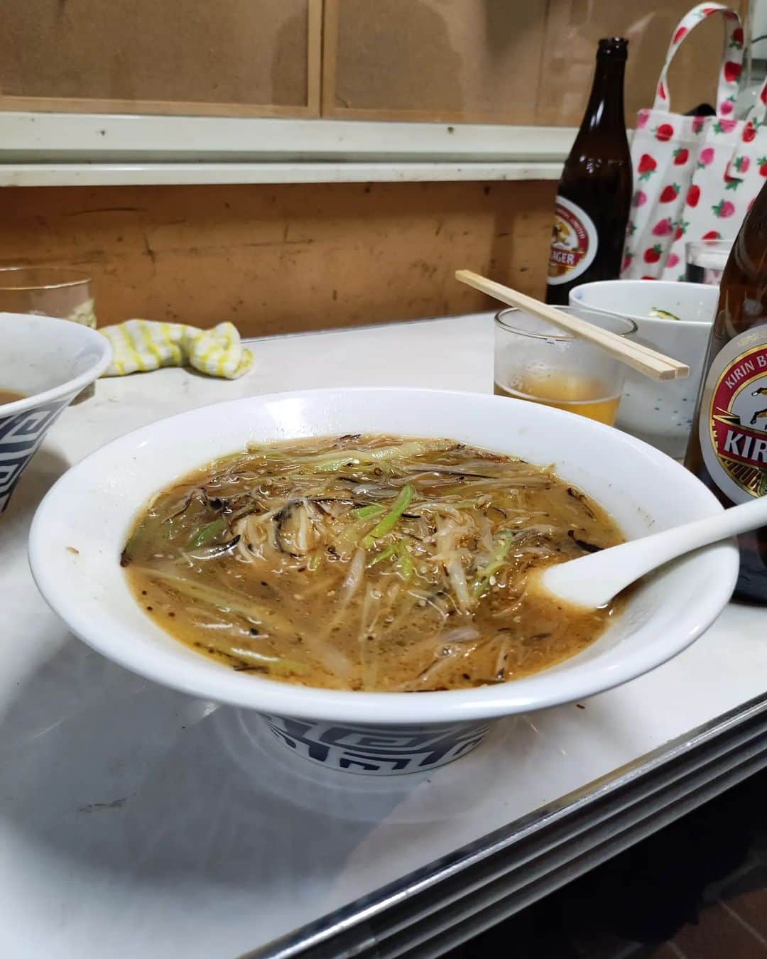 つけMen野郎のインスタグラム：「ねぎそば 魂麺 屋台風出で立ちだけどちゃんと魂麺です。松井巨匠がいらっしゃるとのことで13湯麺デー。もつ煮や青菜炒めをつまみにいただきつつ、松井さんのハッピーオーラを肌で感じると、自然と空気が和む。〆のねぎそばがむっちゃうまい。スープが濃くて香ばしい細切りネギが最高のトッピング。13湯麺式の独特な香辛料の香りと刺激がレンゲを止めさせない。そしてこの細麺のしなやかな加減。ネギと一体となって啜れてうまかった。 久しぶりだけどこういう忘れてた空間、時間が戻ってきたと思う2023GW開幕は最高でしかない。」