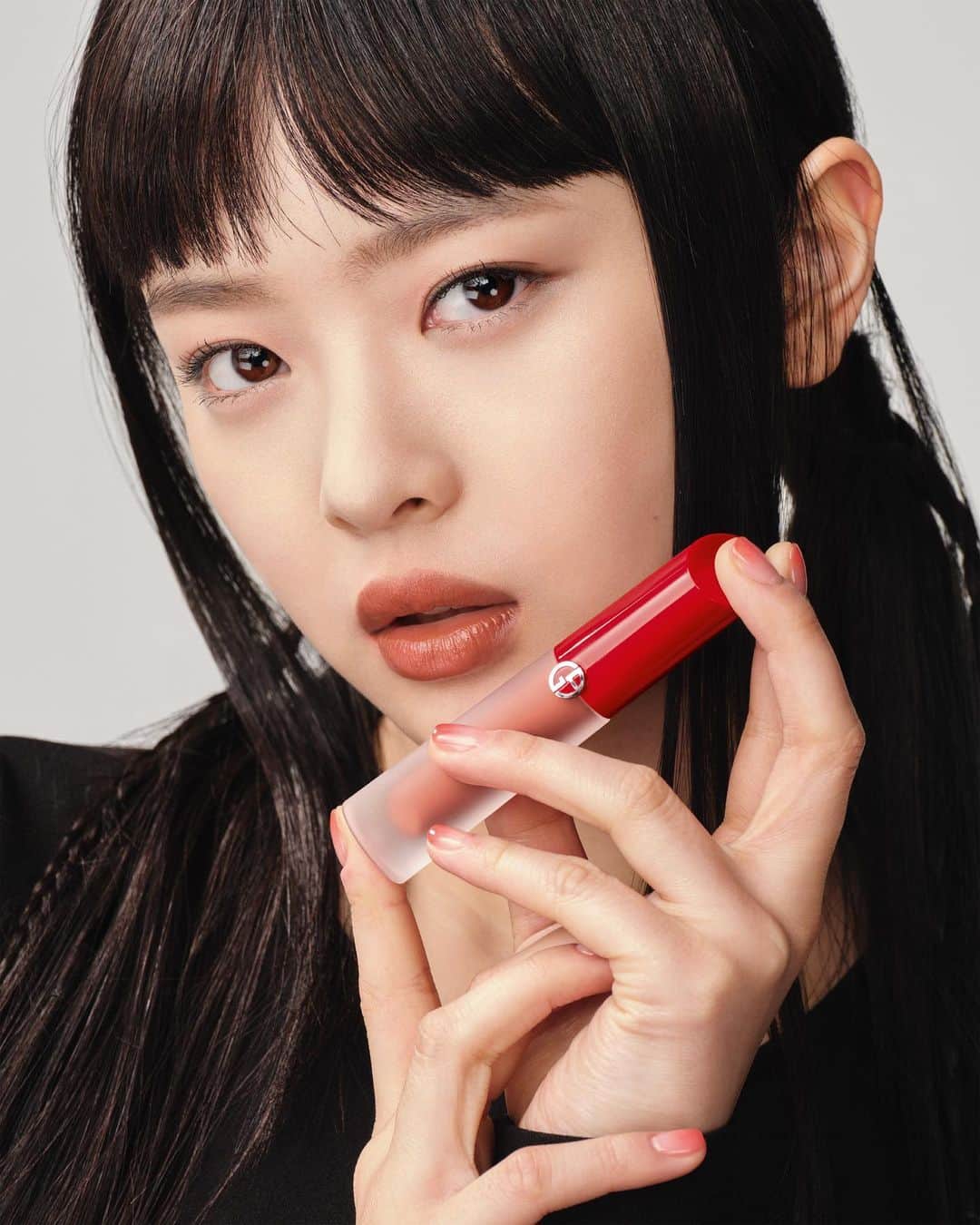Armani Beautyさんのインスタグラム写真 - (Armani BeautyInstagram)「Color-care-wear, all-in-one. #Hanni from @newjeans_official, Global Armani beauty Ambassador, wears the next gen LIP MAESTRO SATIN in shade 2. Its innovative dual-gel technology offers an intense, long-lasting color impact.  Credit: @damon_baker    #Armanibeauty #LipMaestro #NewJeans #Hanni #DamonBaker #Lipstick」4月28日 1時00分 - armanibeauty