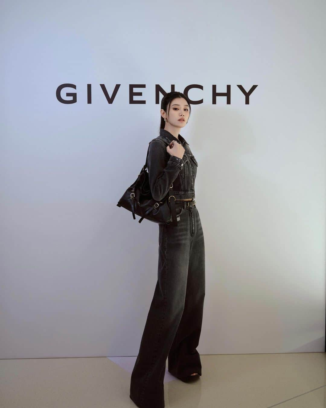 ミン・シーのインスタグラム：「💙 Hot jeans @givenchy #givenchyvoyou」