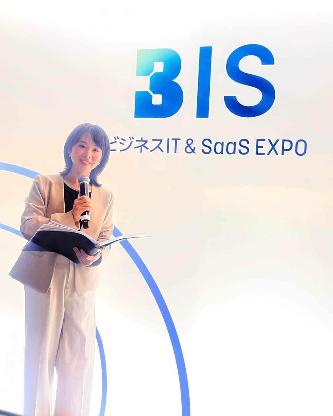 阿部真澄のインスタグラム：「.  東京ビッグサイトで行われた 「BIS2023未来をつくるIT総合展」の カンファレンス会場で司会を担当しました  登壇者の方のお話を聴きながら会場のみなさんと一緒に議題について考えたり質問したり...たくさんの学びがある濃〜い1日でした！  明日も司会で参加します☺️  #bis2023 #東京ビッグサイト #講演会 #司会 #司会者 #アナウンサー#フリーアナウンサー#ナレーター#キャスター#阿部真澄」