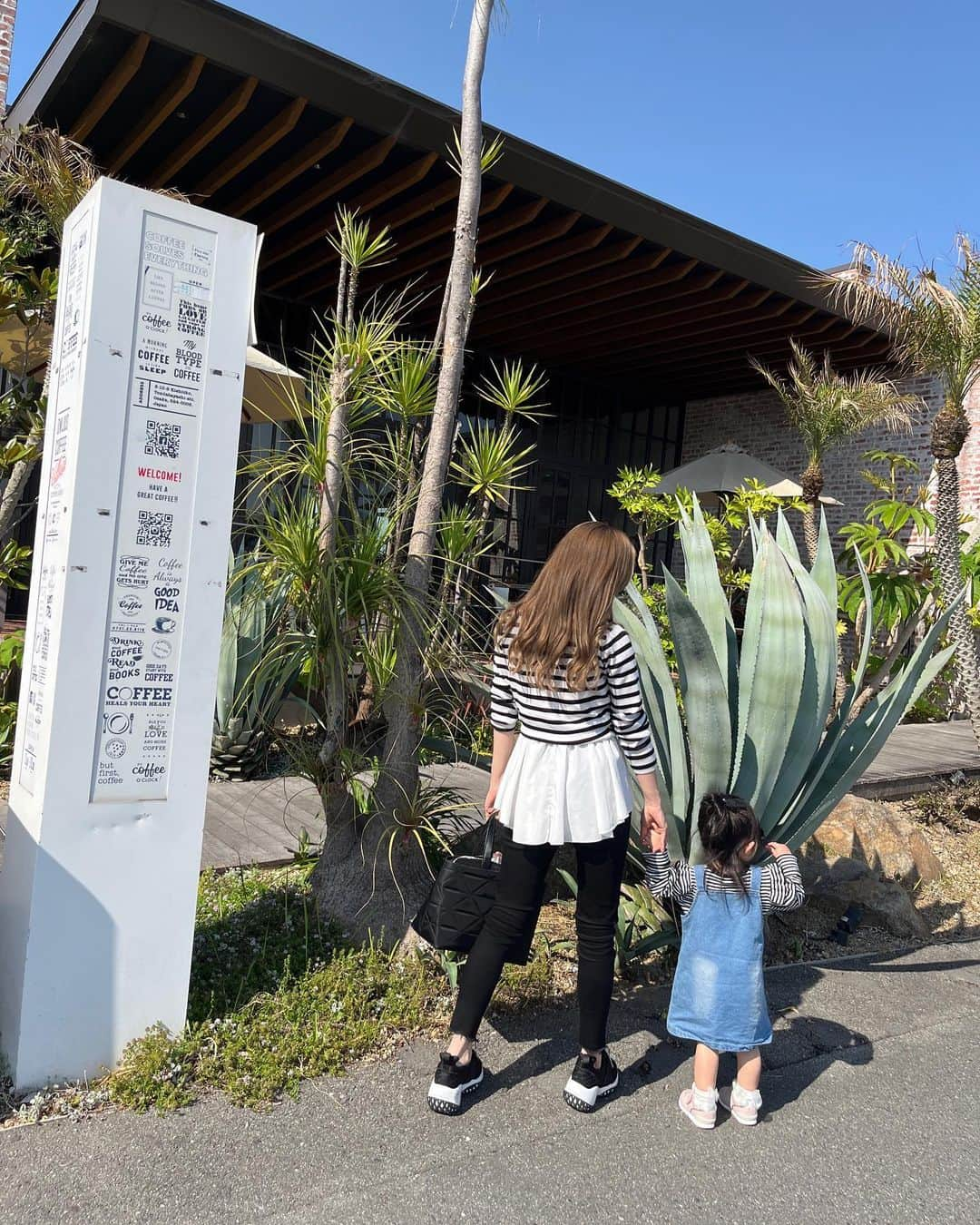 SUZUのインスタグラム：「𝐓𝐨𝐝𝐚𝐲'𝐬 𝐜𝐨𝐝𝐞♥  ボーダーでペアルック お店ハワイアンで可愛すぎた🌴 美味しかったし可愛いし、また絶対いく♡♡ @onijus  #親子コーデ#ペアルック#女の子ママ #女の子コーデ #子供服 #マタニティコーデ #妊娠中期#マタニティライフ#姉妹ママ #妊娠中 #女の子キッズ #２歳児#親子リンクコーデ」