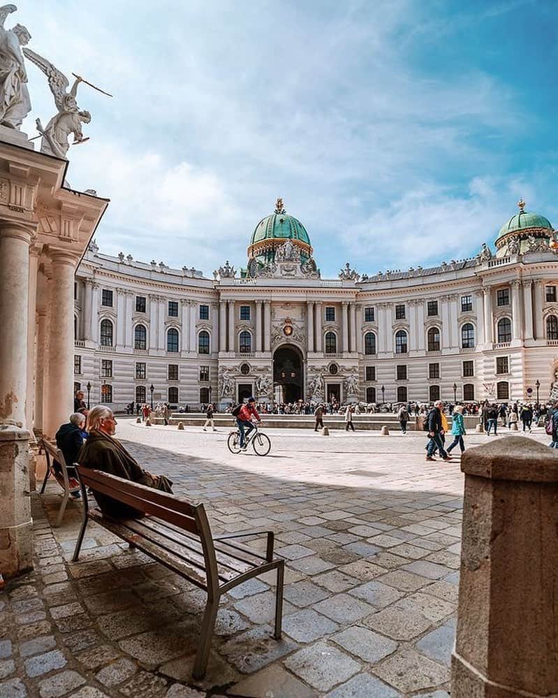 Wien | Viennaのインスタグラム：「Enjoy the sunny days in #Vienna! ☀️❤️ by @ihab.982 #ViennaNow  #sunny #sunnydays #travelgram #traveleurope #sunnyday #vienna #wien #wienliebe #visitvienna #viennalove」