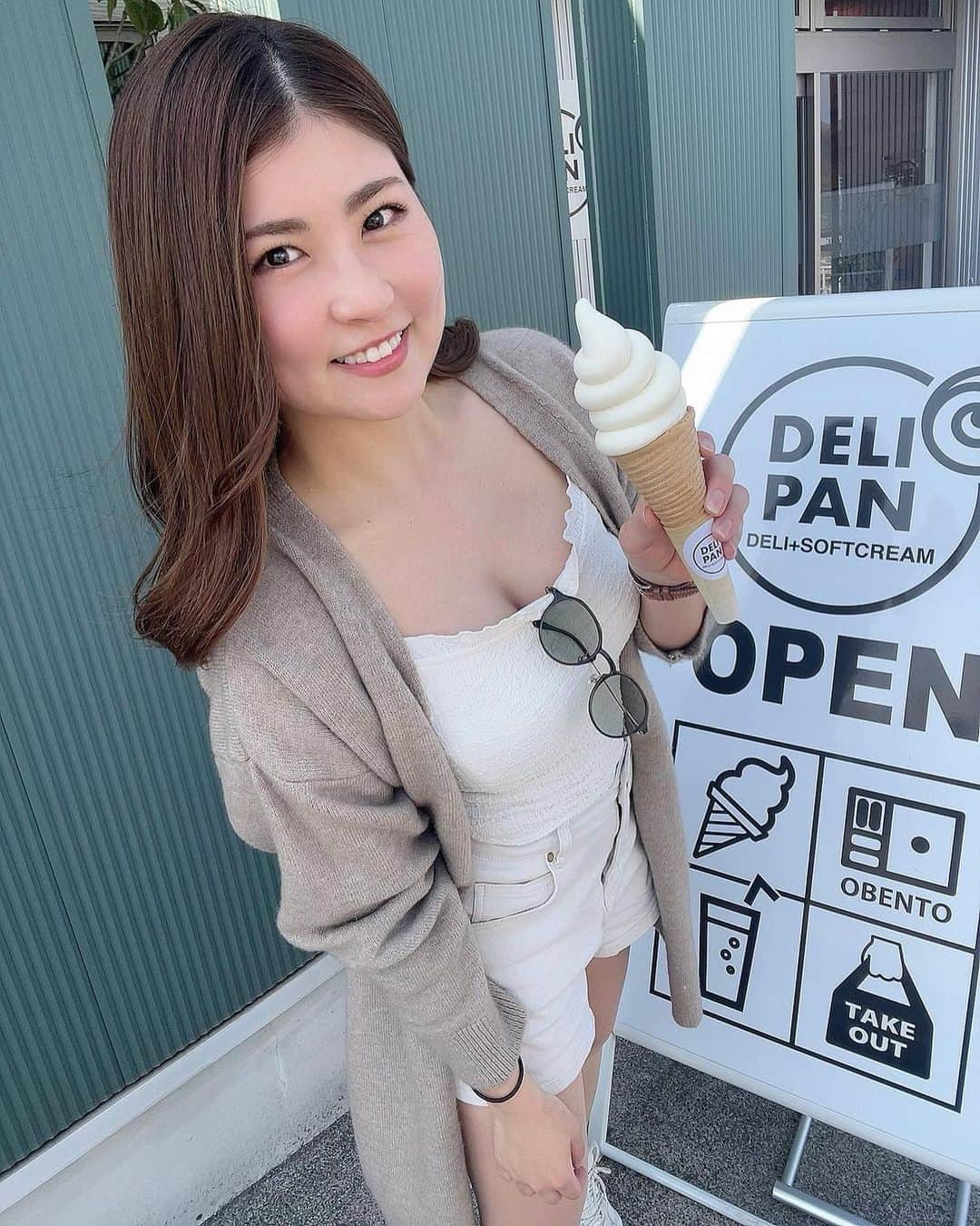 まいまいさんのインスタグラム写真 - (まいまいInstagram)「ソフトクリーム🍦 天気のいい日は食べたくなるよね💗  山梨でのゴルフ帰りにアイスクリーム屋さんを Googleマップで探してたどり着いた！ お惣菜屋さんがソフトクリームも販売してて フラッと寄ってみたら美味しかったよ🤭🩵 「DELI PAN」ってところで おしゃれなコインランドリーも併設してたの🧺 ぜひ近く行ったら行ってみて🍦💕  #まいごるふ#ゴルフ#女子ゴルフ#ゴルフ女子#ゴルフスイング#ゴルフウェア#ゴルフコーデ#山中湖#山中湖グルメ#山梨グルメ#ソフトクリーム#maigolf#golf#golfswing#golfwear#pxg#pxgjapan#ustmamiya#attasking#골프#골프스윙#골프중독#골프웨어」4月28日 12時25分 - ___maigolf___