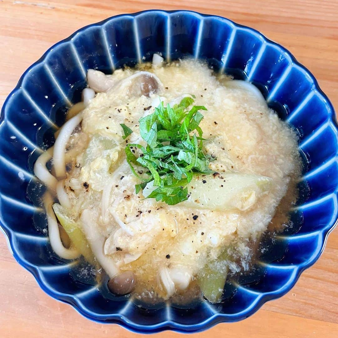 馬渕史香のインスタグラム：「ぎやまん陶 de うどん 　 汁のあるおうどんでも使える　@kanekokohyo さんのぎやまん陶 深丸鉢 大  　 葱ときのこの鶏かき玉うどん 　 　 ちょっと盛り付けもおしゃれにしたくなって、大葉をのせてみた🤭 　 　 -----  ぎやまん陶 深丸鉢 大 茄子紺ブルー  サイズ：直径16×高さ8cm  食洗機OK 温める程度の電子レンジOK  -----  #カネコ小兵 #カネコ小兵製陶所 #kanekokohyo #カネコ小兵公式アンバサダー #ぎやまん陶  　 #丁寧なずぼら #ずぼらだけど丁寧に暮らす   #あしざわ家 #ずぼら主婦」