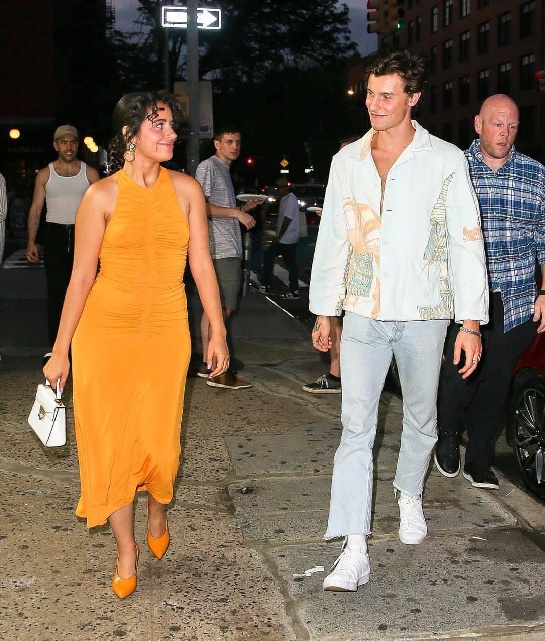 ELLE UKさんのインスタグラム写真 - (ELLE UKInstagram)「Following their recent viral Coachella kiss, #ShawnMendes and #CamilaCabello have been spotted holding hands and 'looking very smug and in love' – sparking rumours that they are officially back together.  Find out more at the link in our bio.」4月27日 23時50分 - elleuk