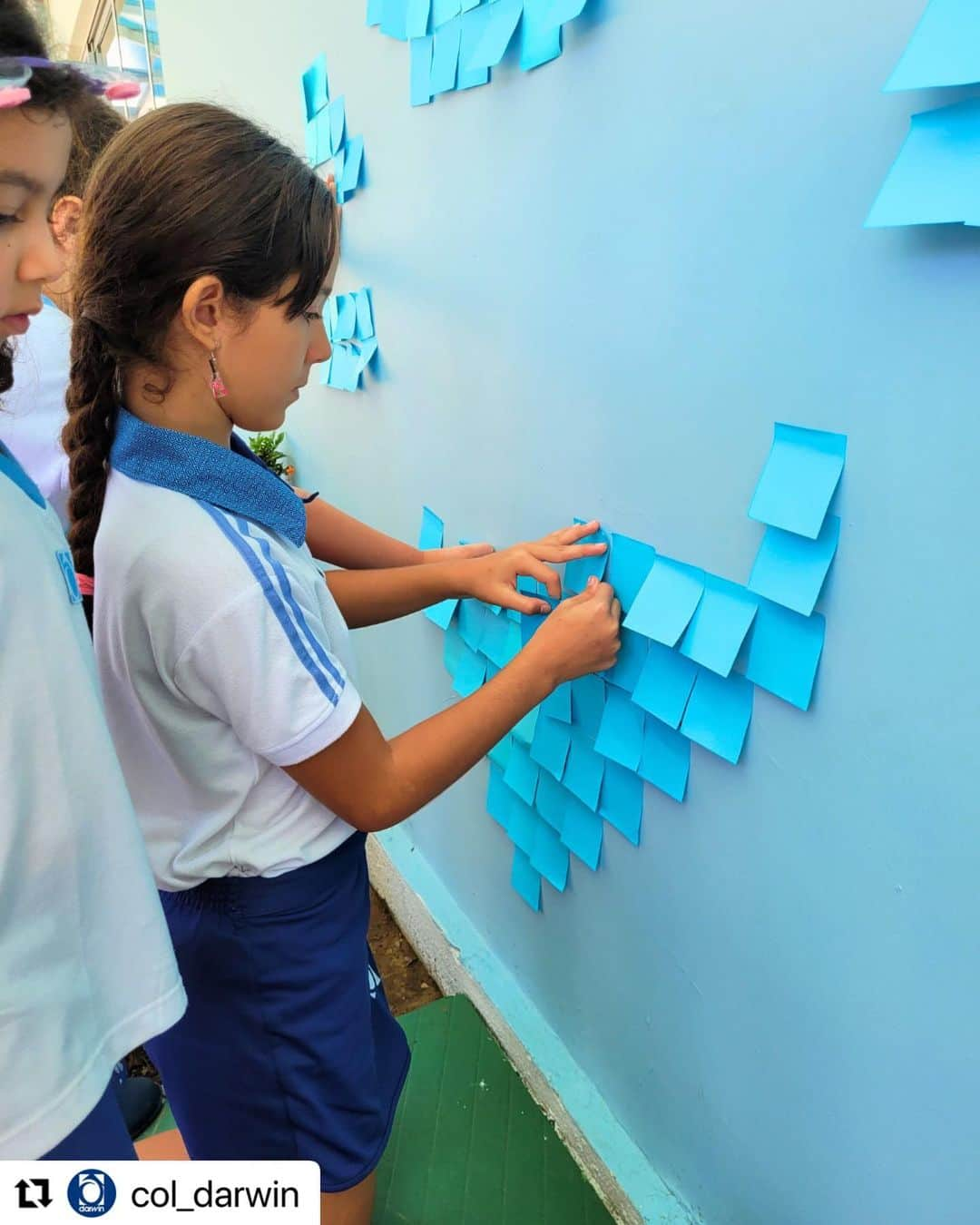 Post-it Brasilのインスタグラム：「#Repost @col_darwin  ・・・ #TBTDarwin Na última quarta-feira, a @esferapapelaria e representantes da @postitbrasil estiveram em nossa escola realizando uma ação para o Dias das Mães.   Os alunos do Integral do Darwin Vitória ajudaram na montagem do coração azul feito com as notas autoadesivas mais conhecidas do mundo. Já no Darwin Vila Velha, os estudantes estão deixando recados para as mães.💙  #ParceriasDarwin #GeraçãoDarwin #SejaDarwin」