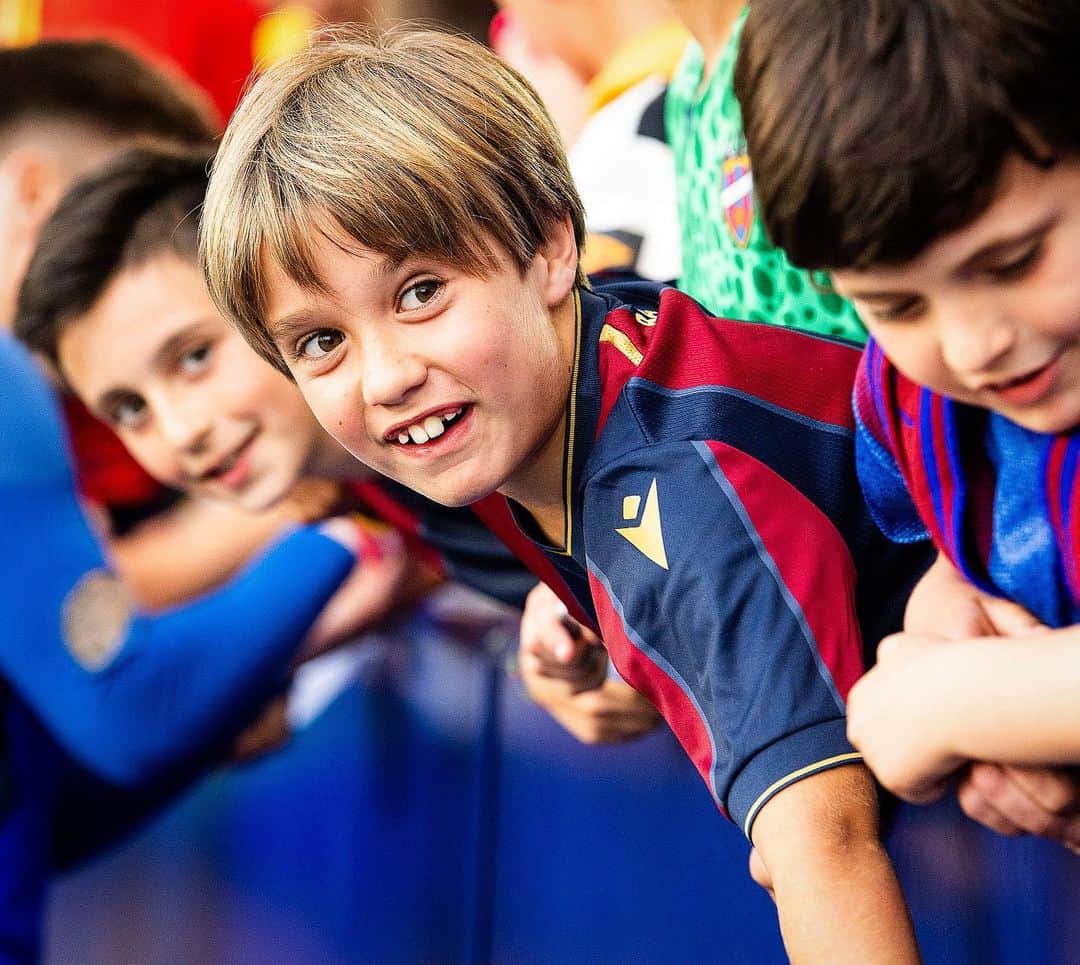 レバンテUDのインスタグラム：「𝑰𝑳𝑼𝑺𝑰𝑶́𝑵 💙❤️  • @grupomarcosautomocion @macron @sesderma @baleariaferry @amstel_es @cocacola_esp」