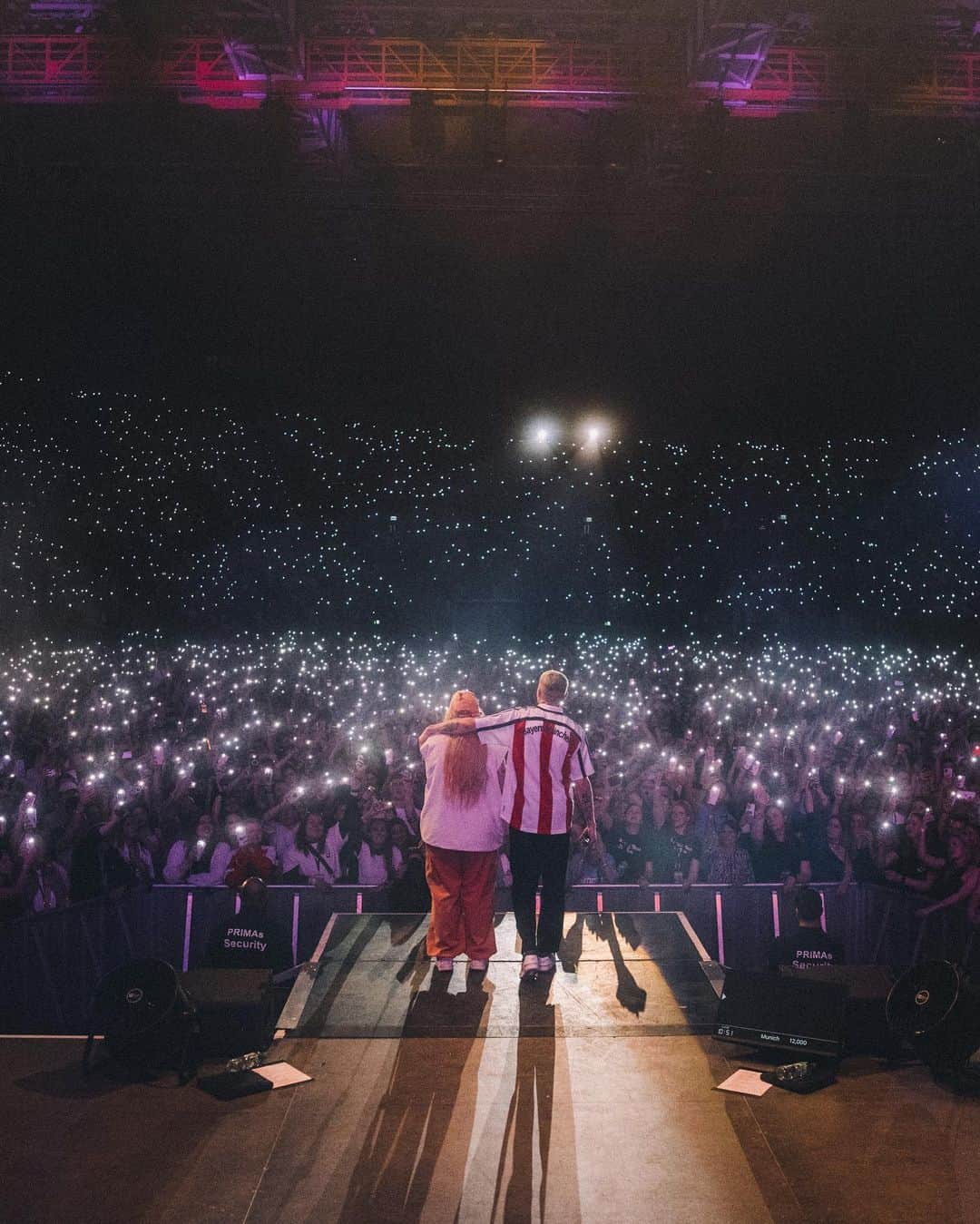 マックルモアーのインスタグラム：「At this stage of my life, the love hits different than it use to.  12,000 people in Munich.  Biggest show I’ve ever done here.  That is fucking crazy to me.  It’s just reaffirmed my belief that we are here to connect with each other.  That’s it.  I don’t want to take a split second for granted.  From 200 people to 12,000 the intention is the same.  Leave everything on the stage.  I got to play Same Love and have my uncles in the crowd.  We got to honor Anna on her bday and reflect on all the stages we’ve shared all over the world the last 12 years.  Very special night.  Thank you for bringing us so much joy Munich ❤️🇩🇪」