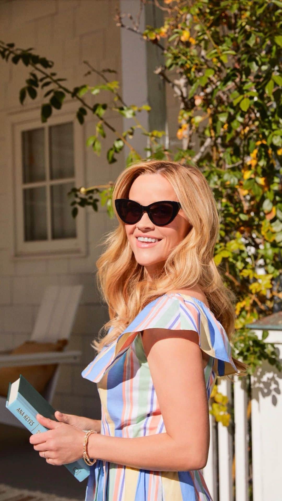 リース・ウィザースプーンのインスタグラム：「Putting some spring in my step with @draperjames x @kohls 🌸🍃☀️」