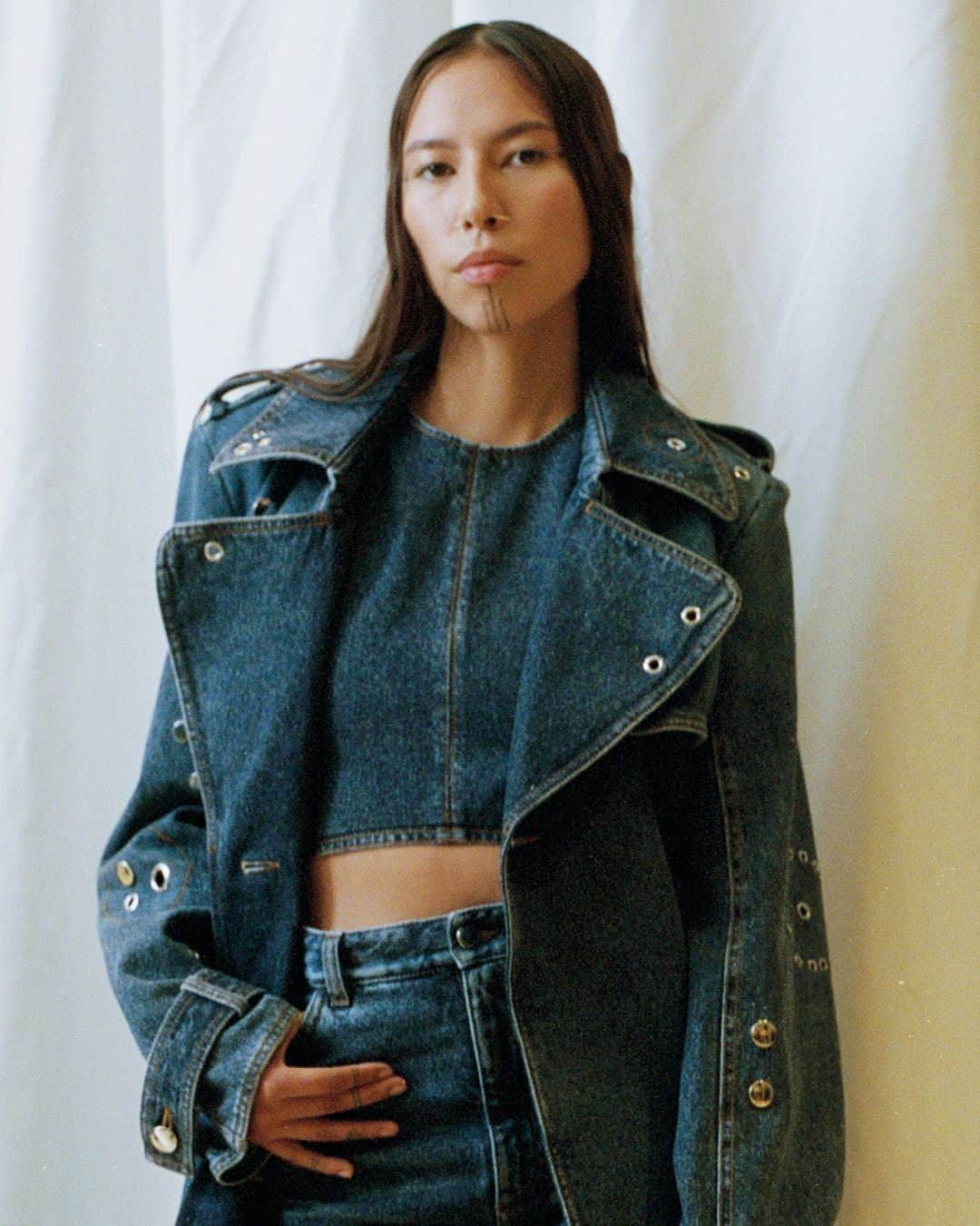 のインスタグラム：「The crop top, wide-leg rave trousers and matching trench coat are all cut from lower-impact cotton and hemp denim.  Model: @quannah.rose  Photographer: @angelechat   #ChloeSS23」