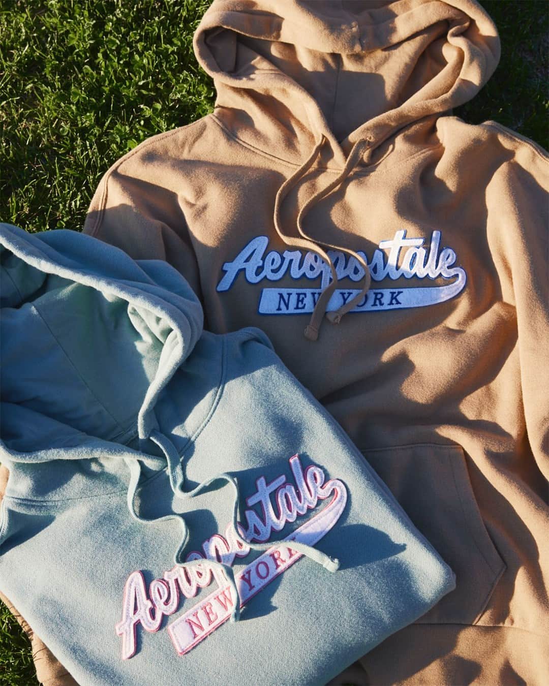 エアロポステールのインスタグラム：「Pssst…your fave go-to pullover hoodies are part of our flash sale! #WearAero」