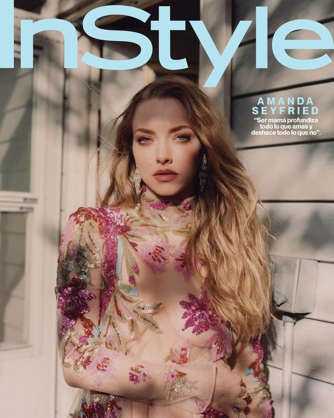 アマンダ・サイフリッドのインスタグラム：「She’s been our fave forever, and she’s now ready to sing, act in an empty room and even launching a decor line for kids. @mingey is on the cover of @instylemexico’s May issue talking about her exciting new projects and how being a mom makes her a better actress.   Photographer : @josefinasantos Photo assist: @just_dropped_in @danagolan Stylist:@paulinazas Makeup:@Brigittemakeup Hair: @djquintero Mani: @yukie_miyakawa_nails  Stylist assistant: @flortraversaro Production:@leahmaraproductions Dress: @maisonvalentino  Jewelry: @bulgari」